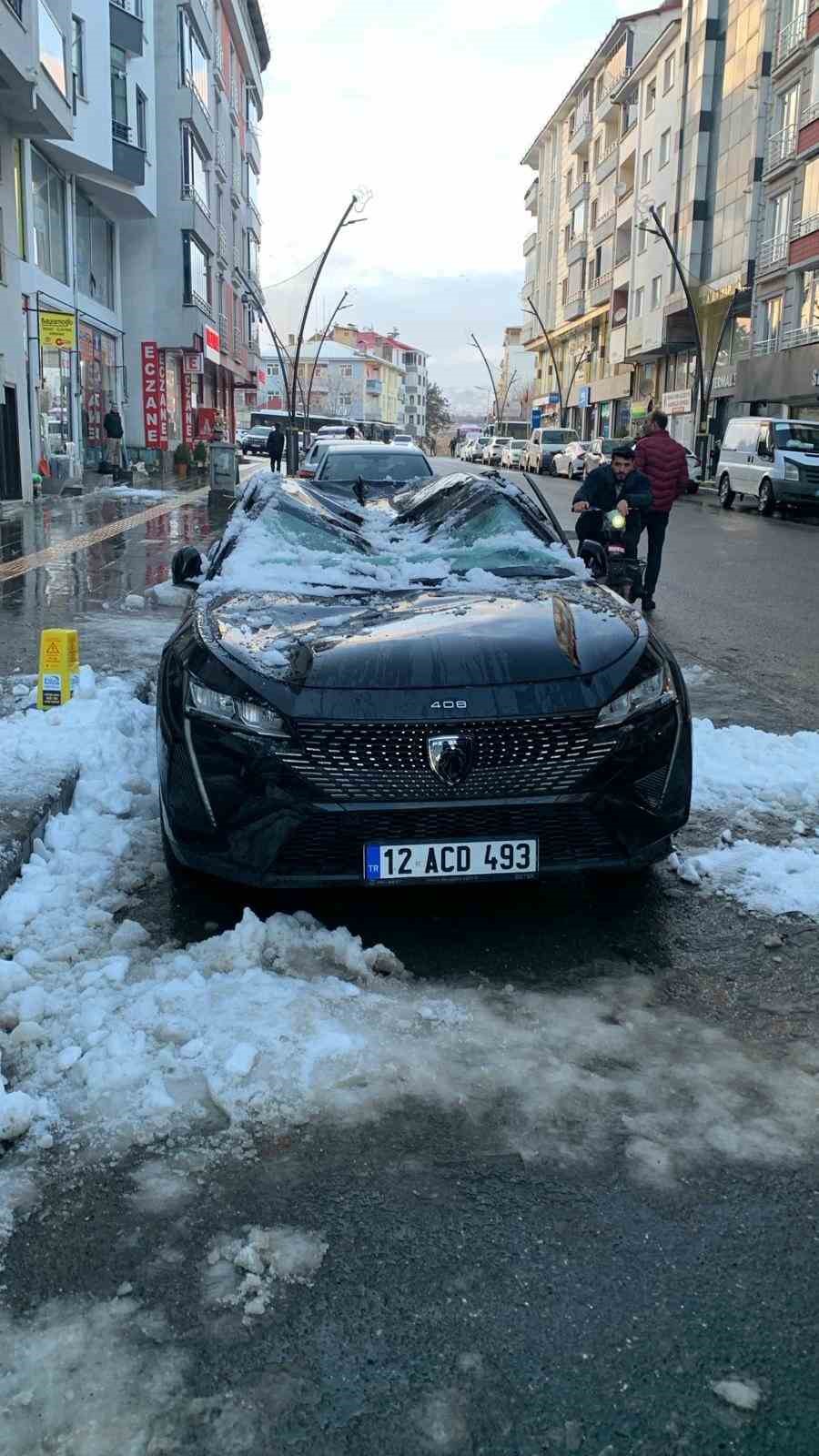 Bingöl’de çatıdan düşen kar otomobile zarar verdi
