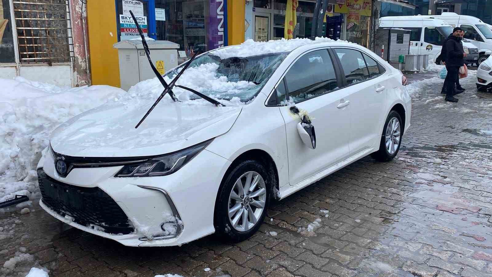 Bingöl’de çatıdan düşen kar otomobile zarar verdi
