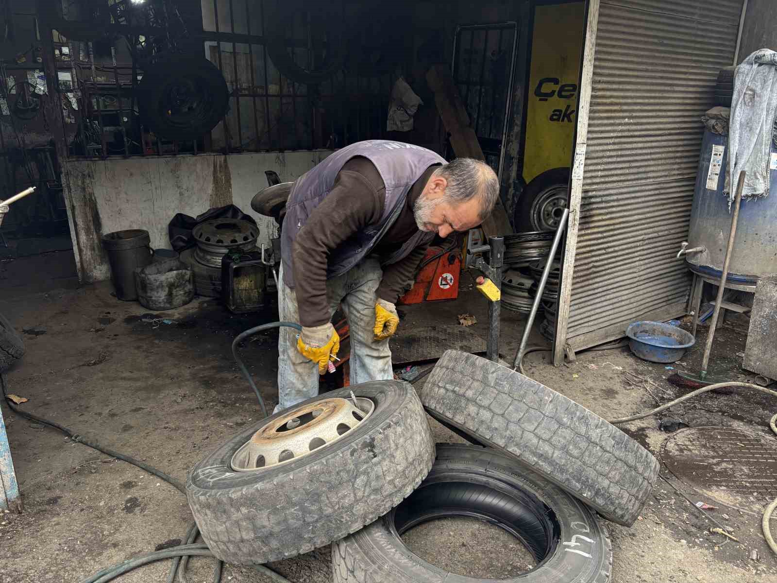 Bingöl’de havalar ısınmadı lastik değişimi gecikti: Sürücüler beklemede
