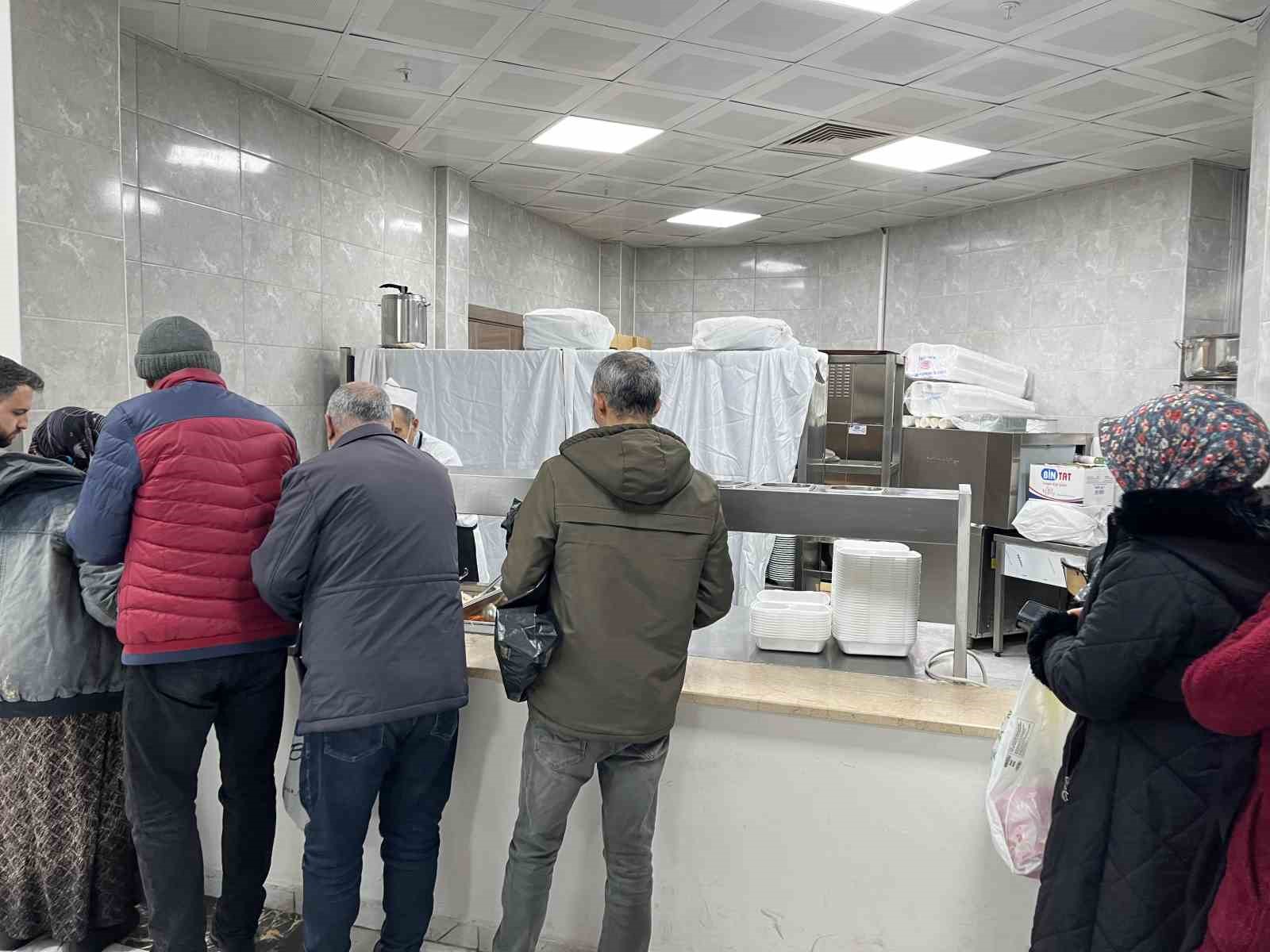 Bingöl’de her gün 2 bin 500 kişilik iftar yemeği
Bingöl’de her gün 2 bin 500 kişilik iftar yemeği