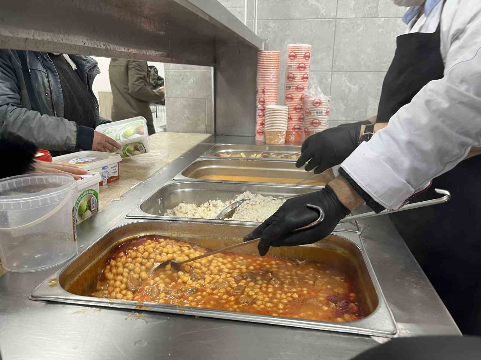 Bingöl’de her gün 2 bin 500 kişilik iftar yemeği
Bingöl’de her gün 2 bin 500 kişilik iftar yemeği