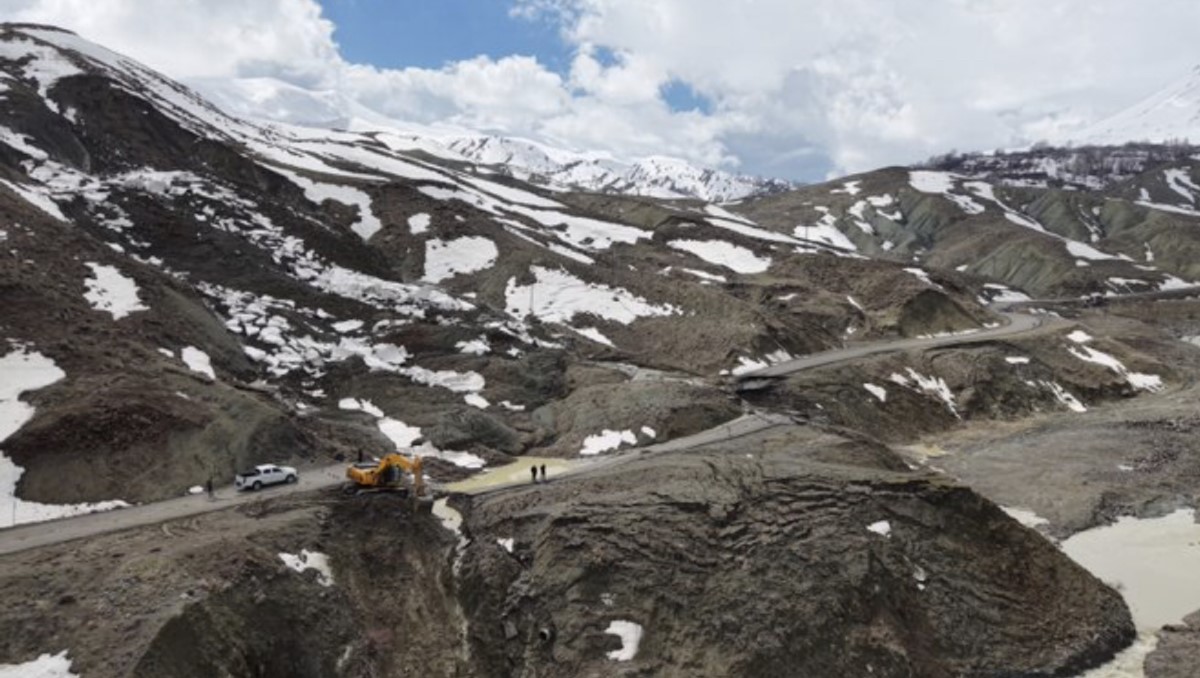Bingöl’de heyelan sonucu çöken ve kayan yolda çalışmalar başladı
