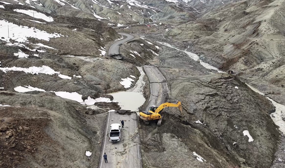 Bingöl’de heyelan sonucu çöken ve kayan yolda çalışmalar başladı
