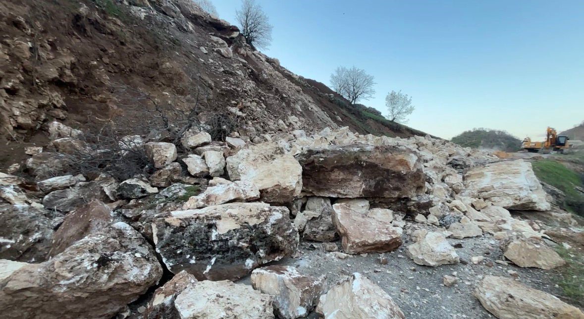 Bingöl’de heyelan yolu kapattı
