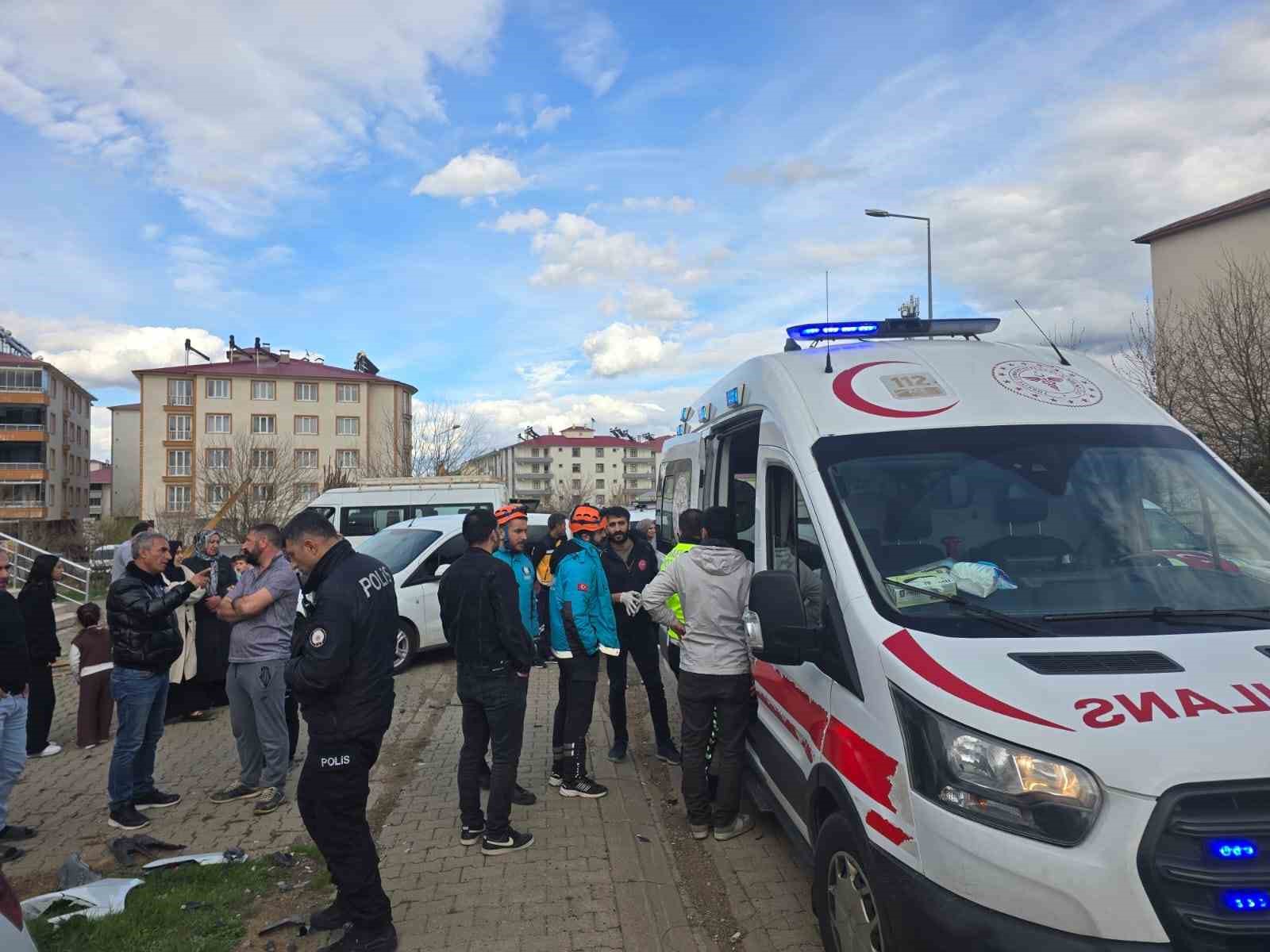 Bingöl’de iki otomobil çarpıştı: 4 yaralı
