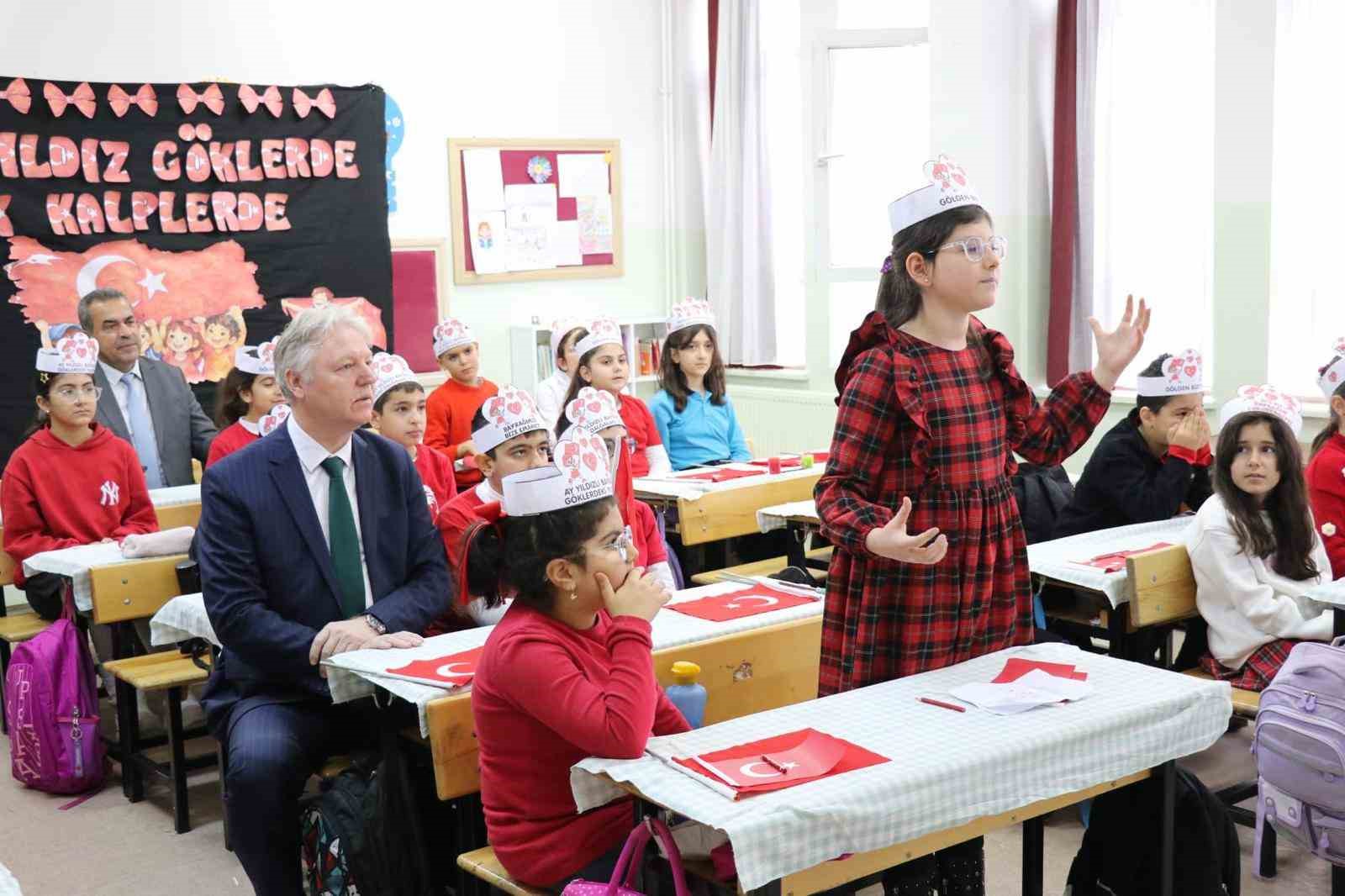 Bingöl’de ikinci dönemin ilk ders zili ‘Bayrak Sevgisi’ ile çaldı
