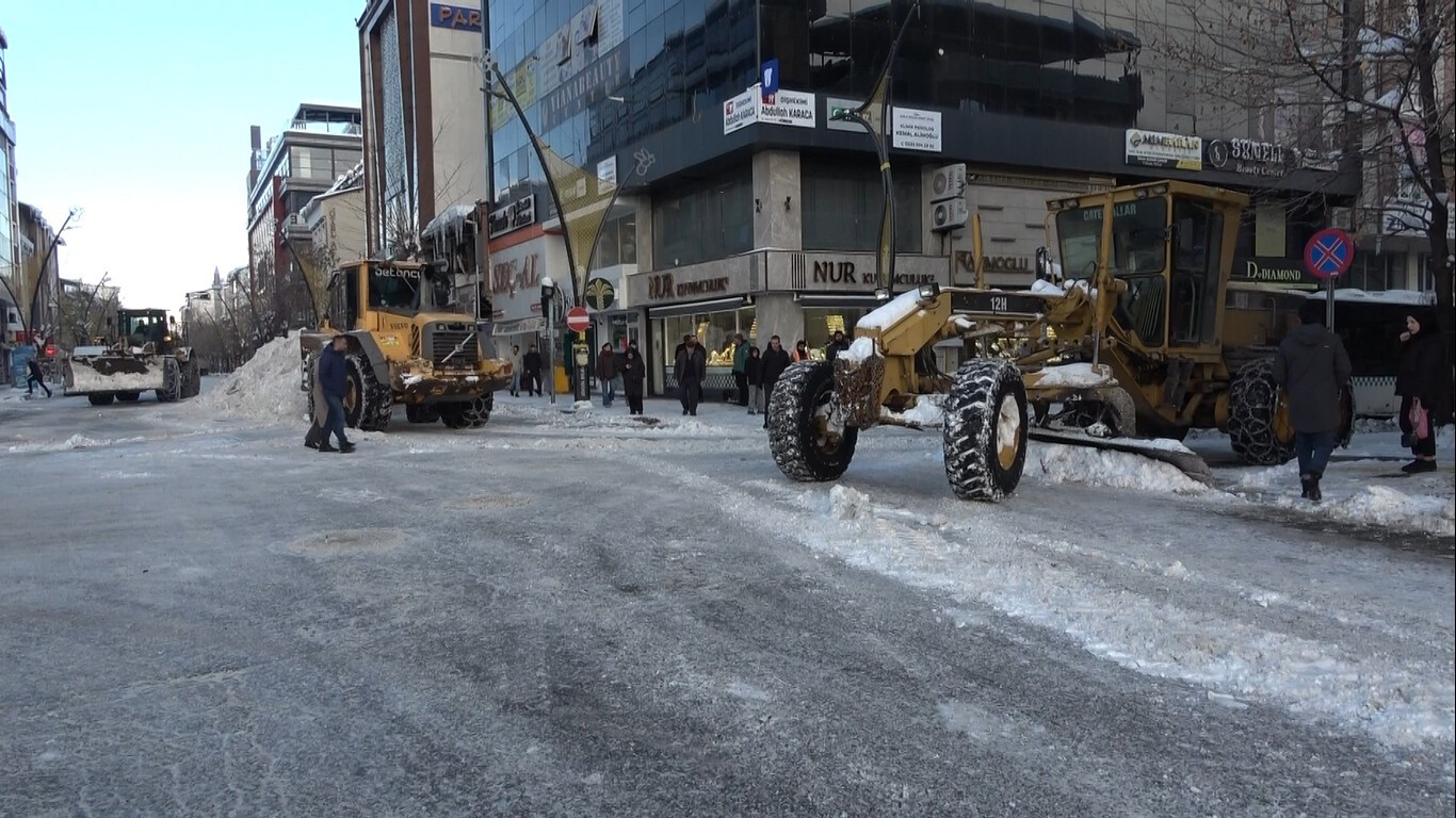 Bingöl’de kar temizliği sürüyor
