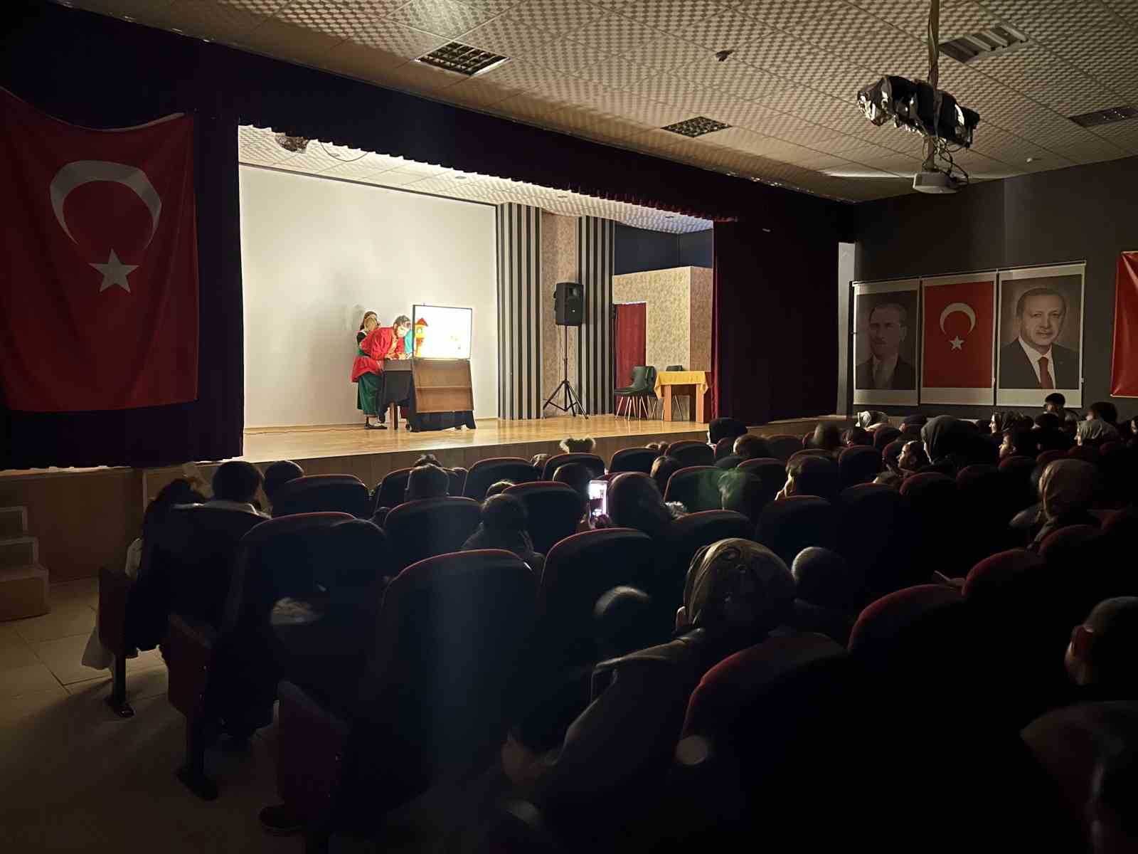 Bingöl’de Karagöz ile bilim sahneye taşındı
