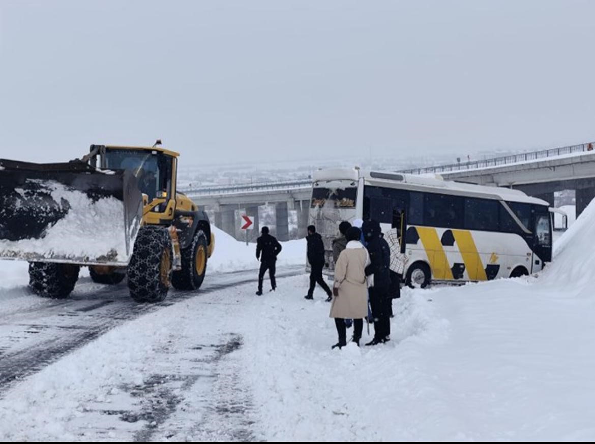 Bingöl’de kayan midibüs kara saplandı
