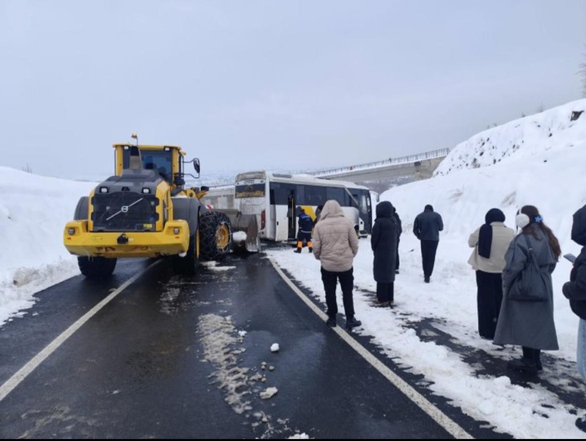 Bingöl’de kayan midibüs kara saplandı
