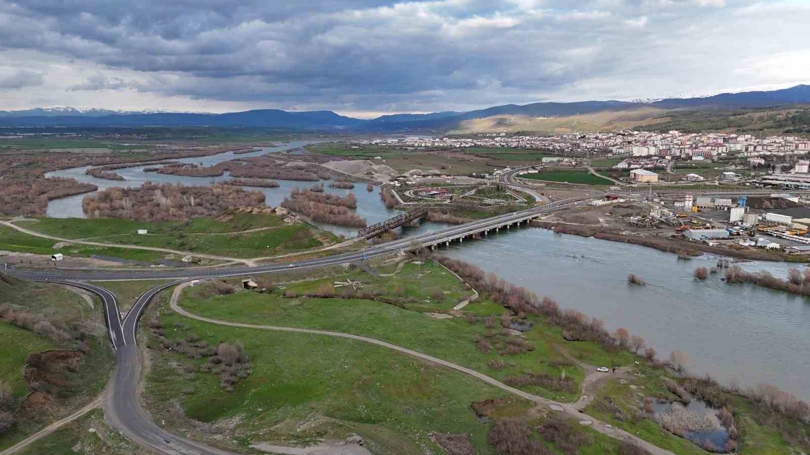 Bingöl’de Murat Nehri’nde debi yükseldi, tarihi köprüyle birlikte eşsiz manzaralar oluştu
