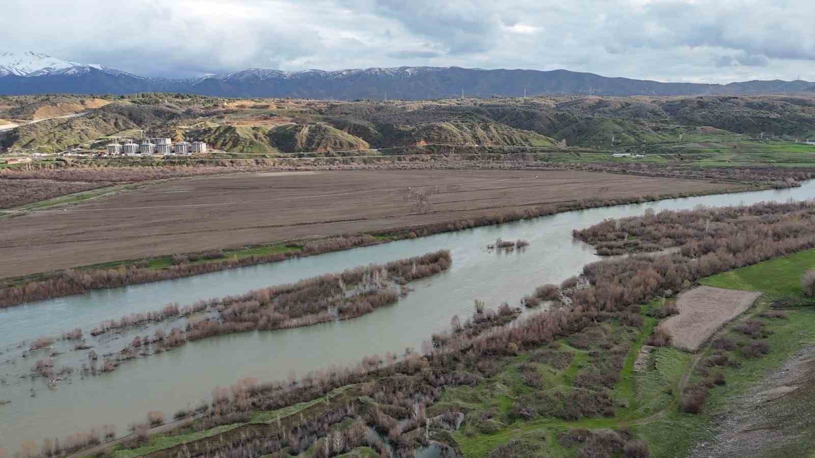 Bingöl’de Murat Nehri’nde debi yükseldi, tarihi köprüyle birlikte eşsiz manzaralar oluştu
