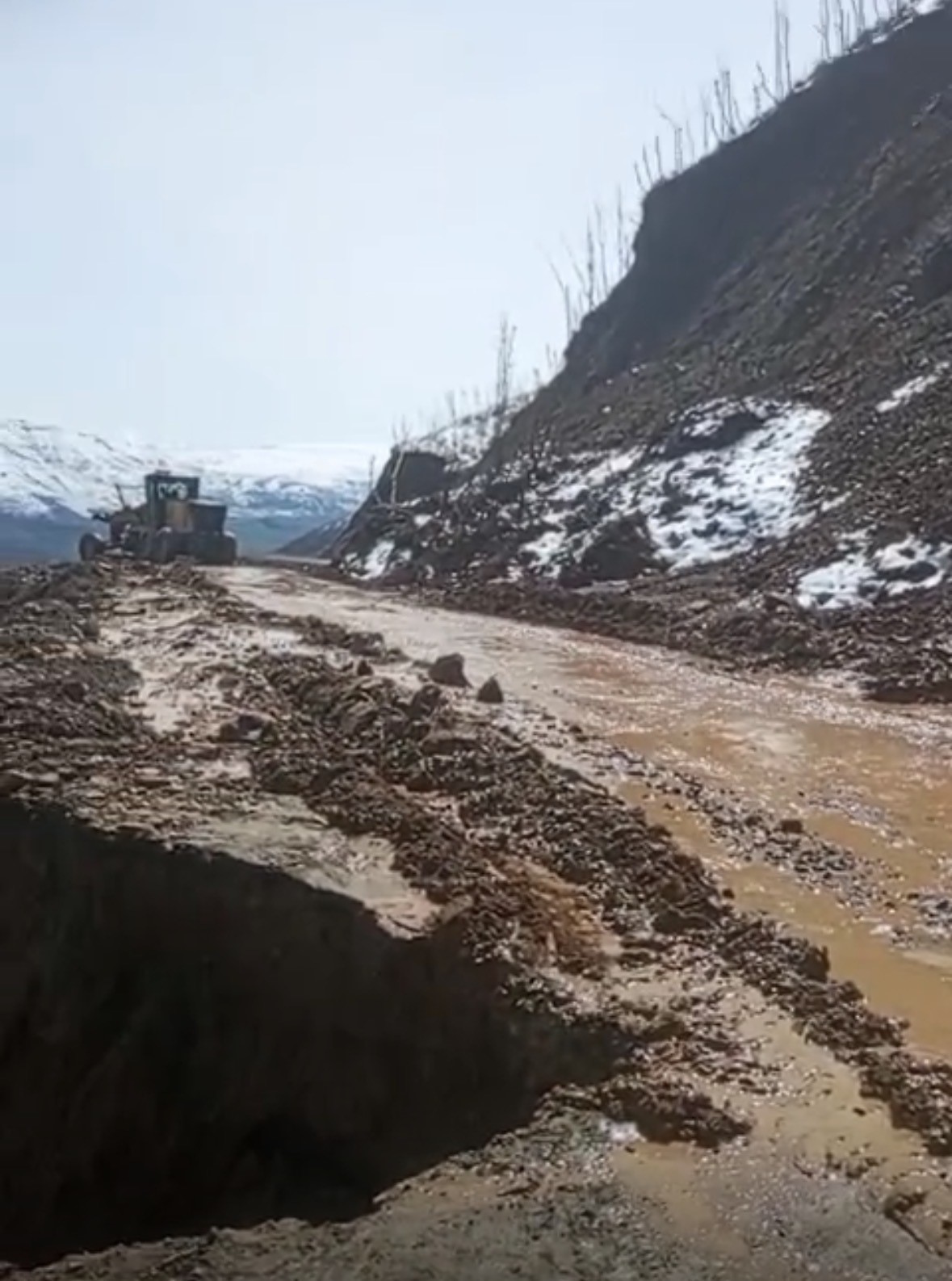 Bingöl’de nisan ayında metrelerce karla mücadele

