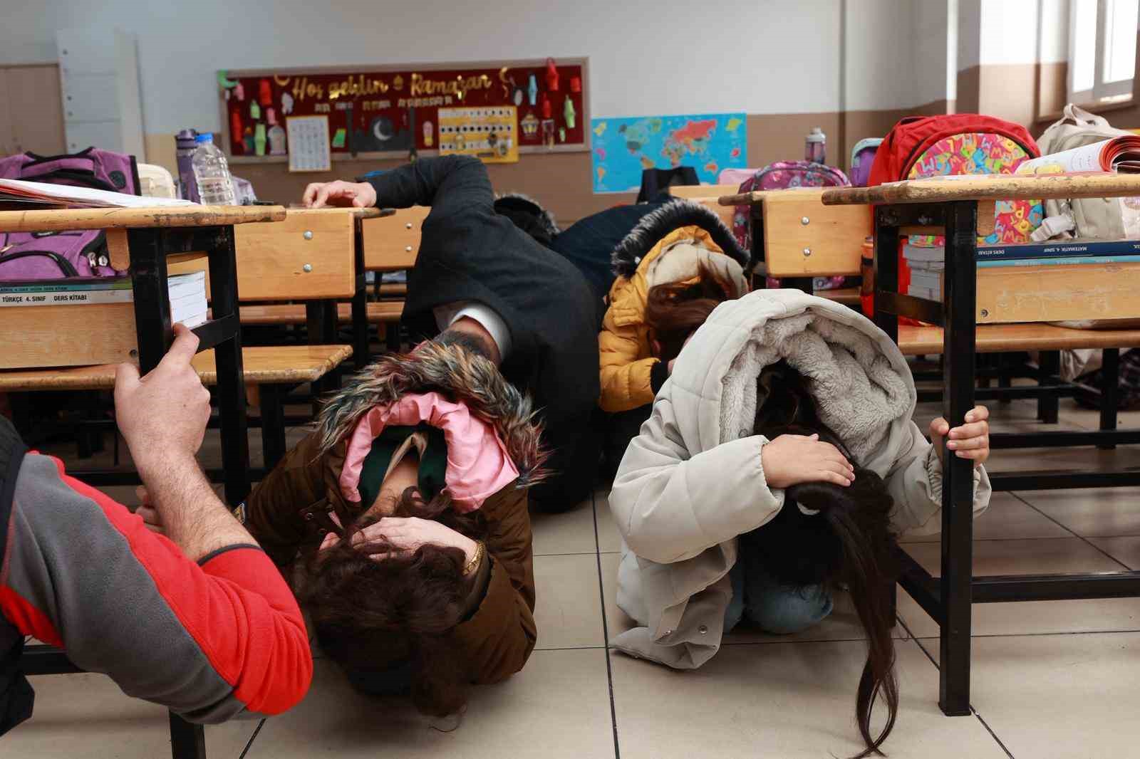 Bingöl’de öğrencilere deprem tatbikatı

