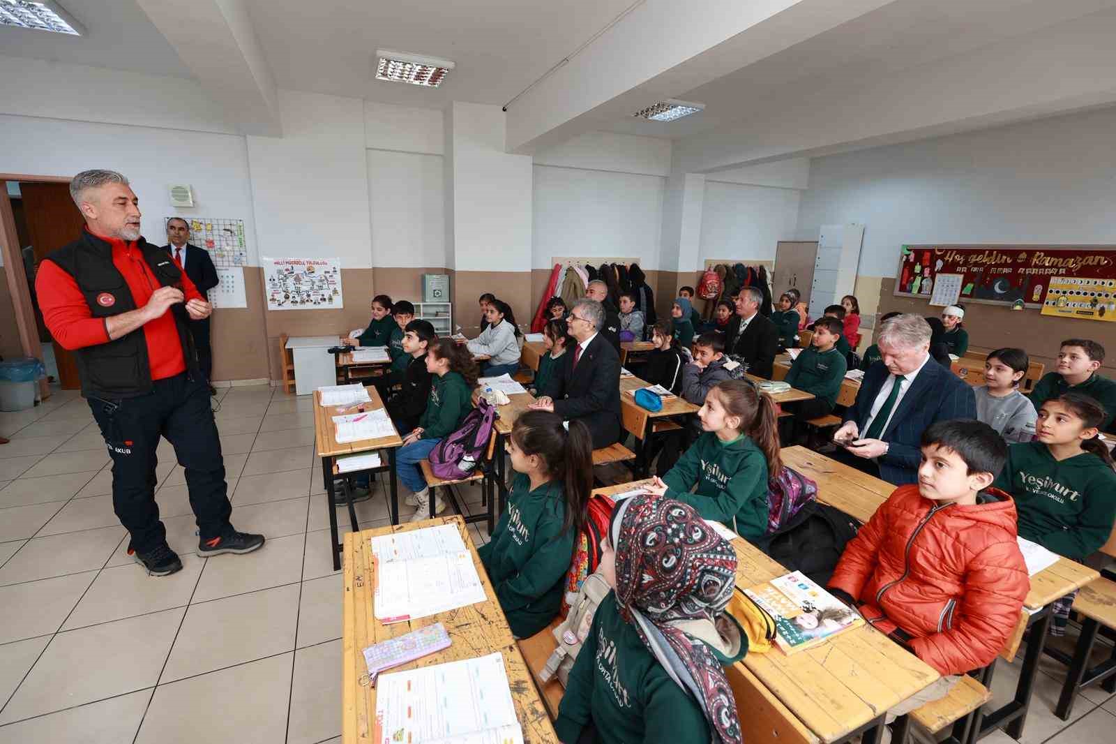 Bingöl’de öğrencilere deprem tatbikatı
