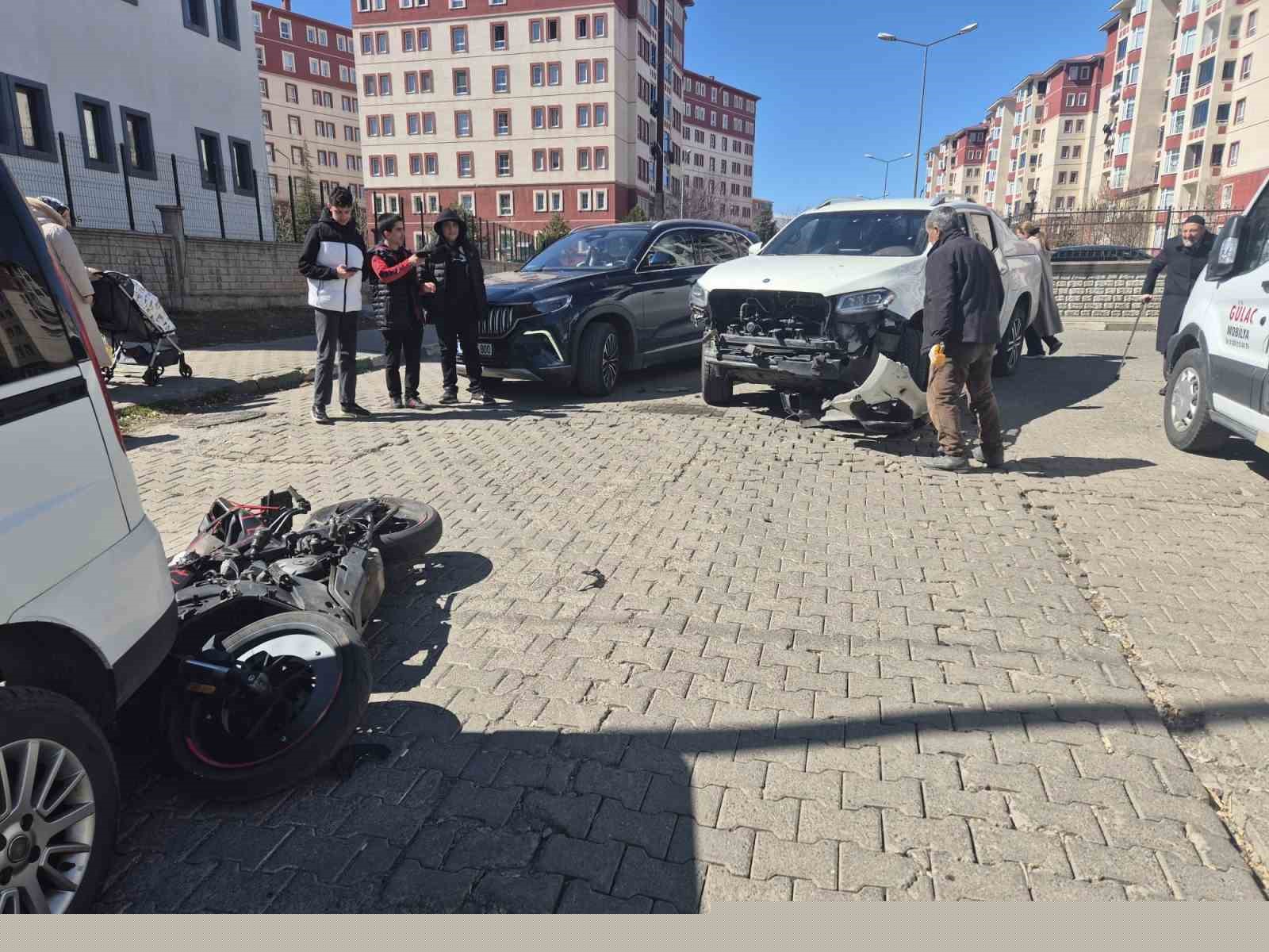 Bingöl’de otomobil ile motosiklet çarpıştı: 2 yaralı
