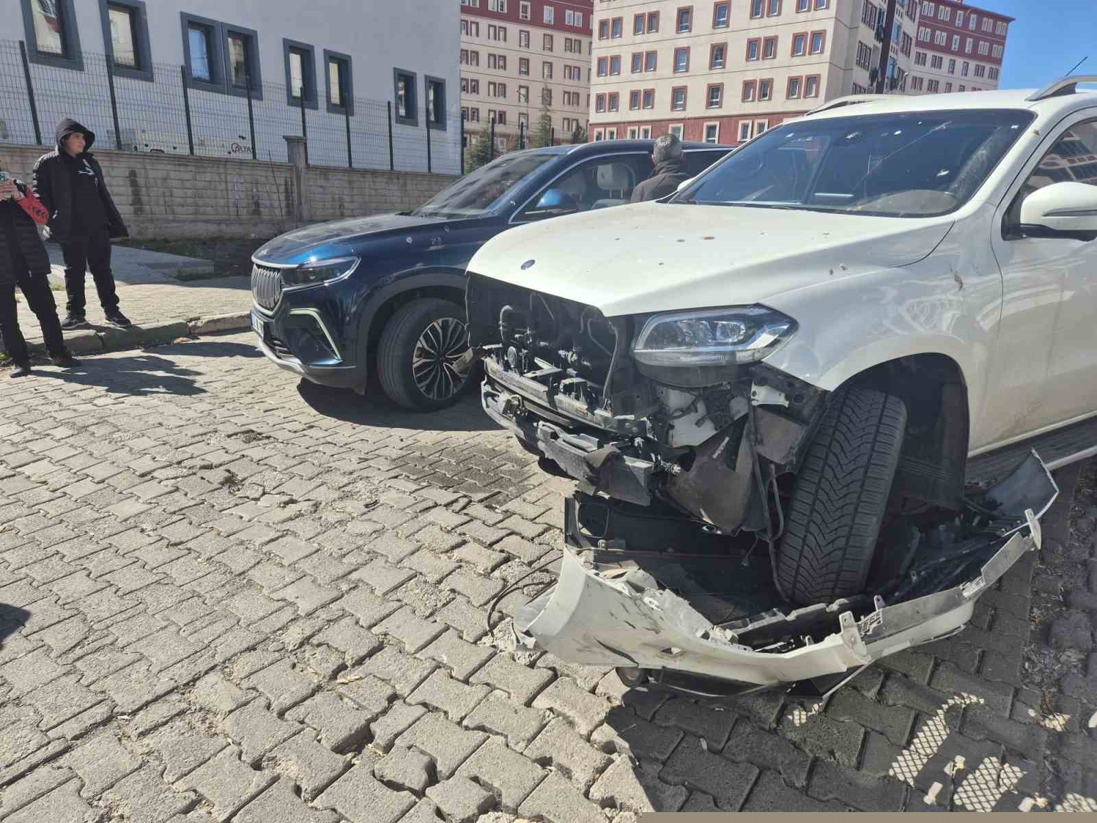 Bingöl’de otomobil ile motosiklet çarpıştı: 2 yaralı
