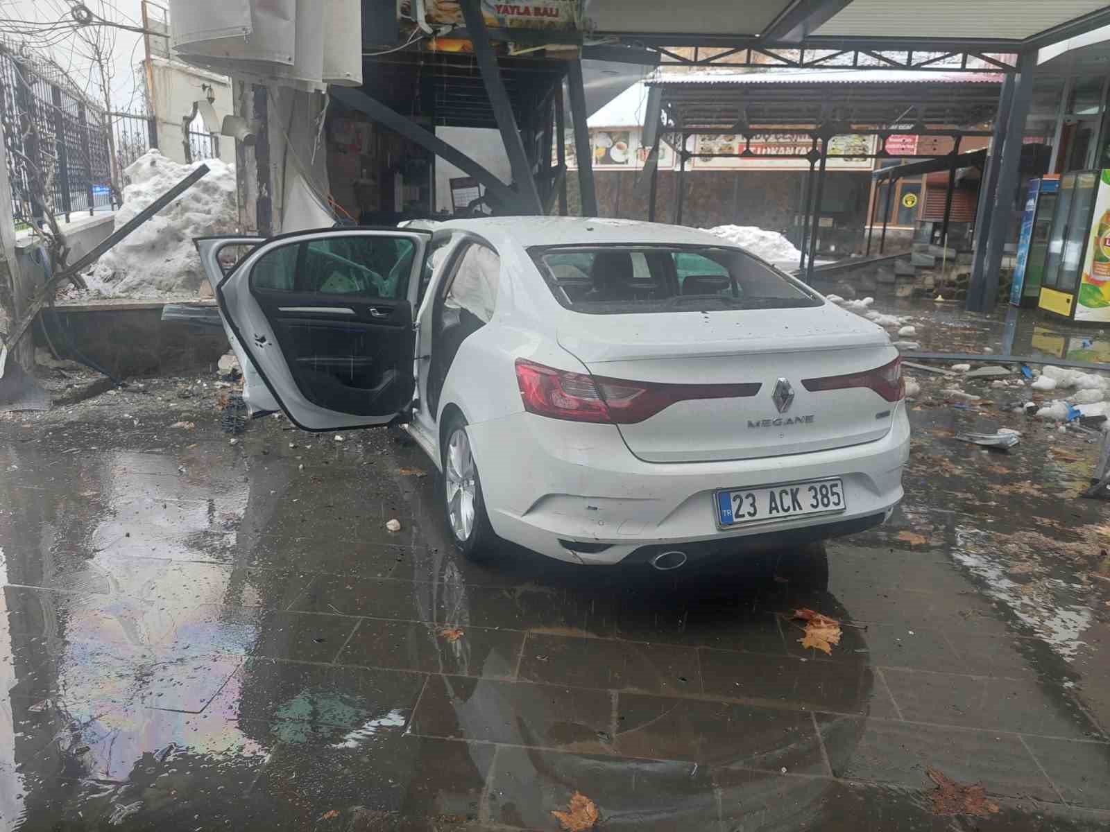 Bingöl’de otomobil iş yerine girdi: 5 yaralı
