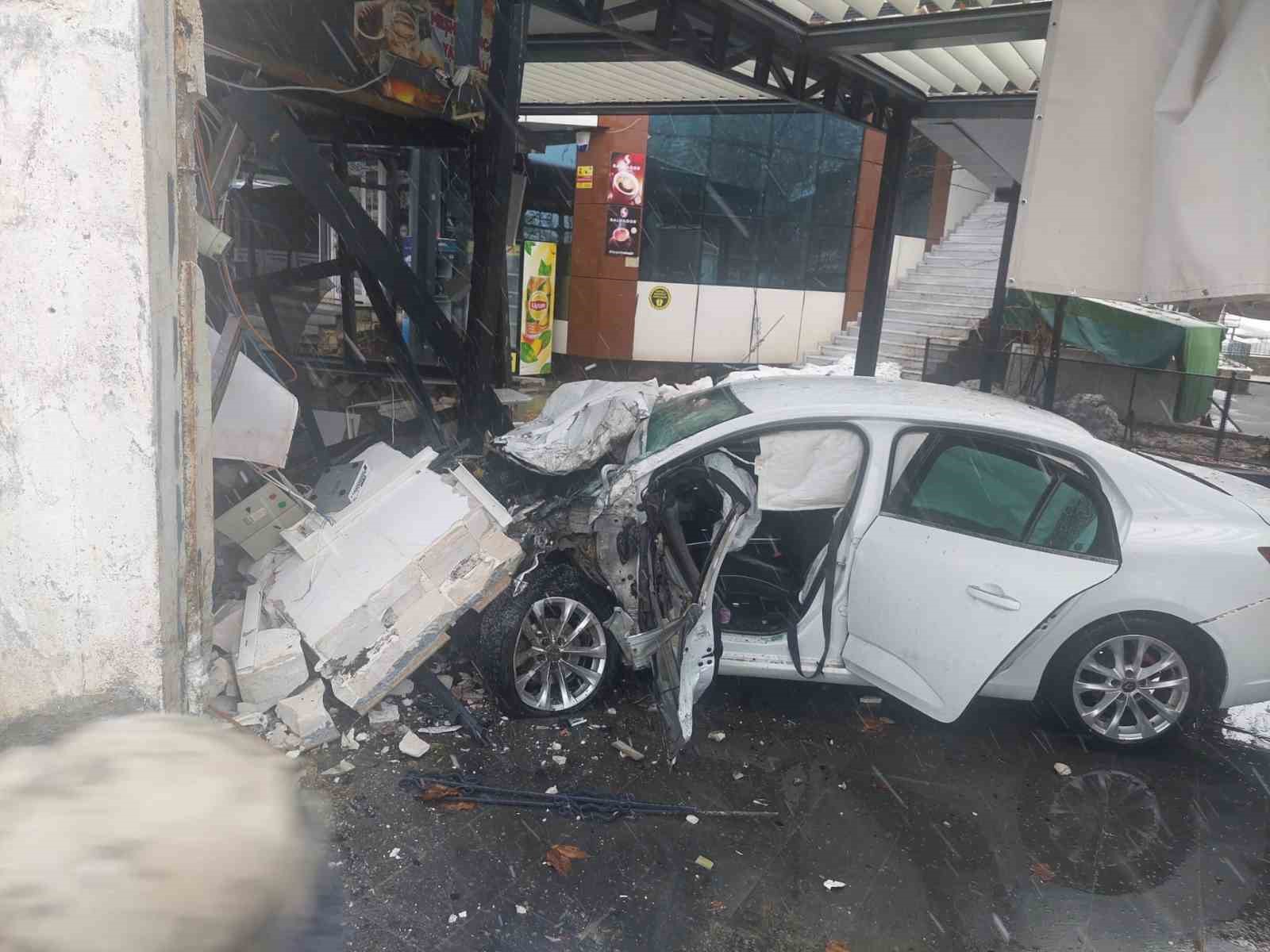 Bingöl’de otomobil iş yerine girdi: 5 yaralı
