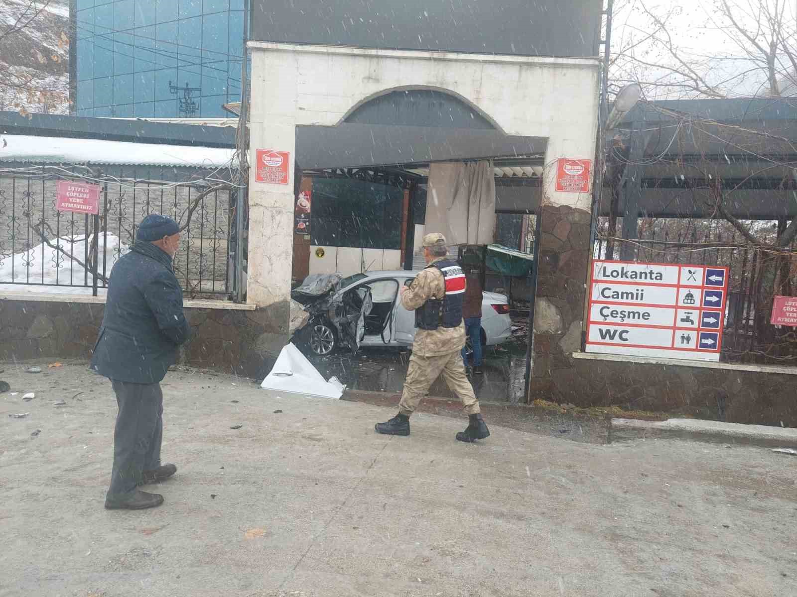 Bingöl’de otomobil iş yerine girdi: 5 yaralı
