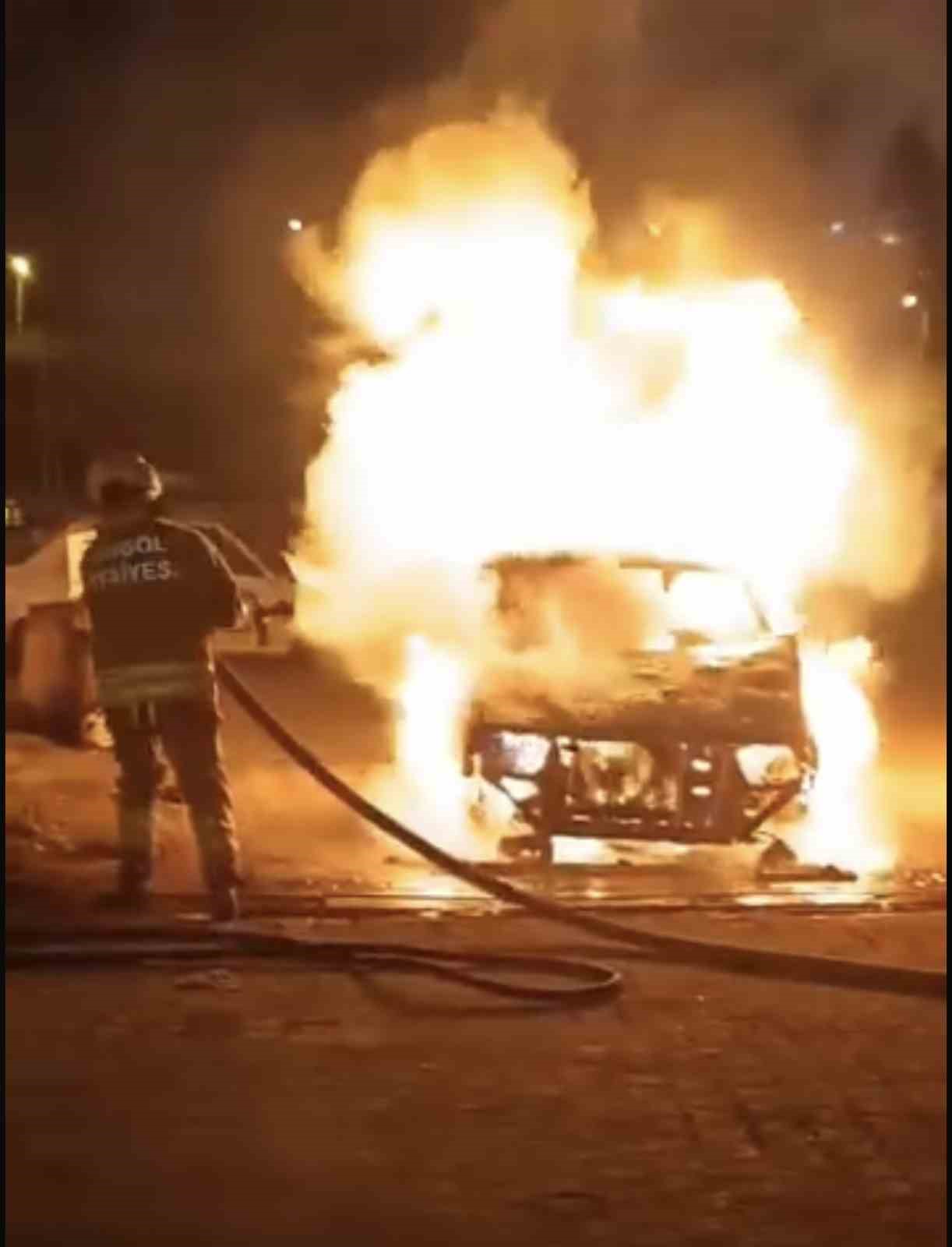 Bingöl’de park halindeki araç alevlere teslim oldu
