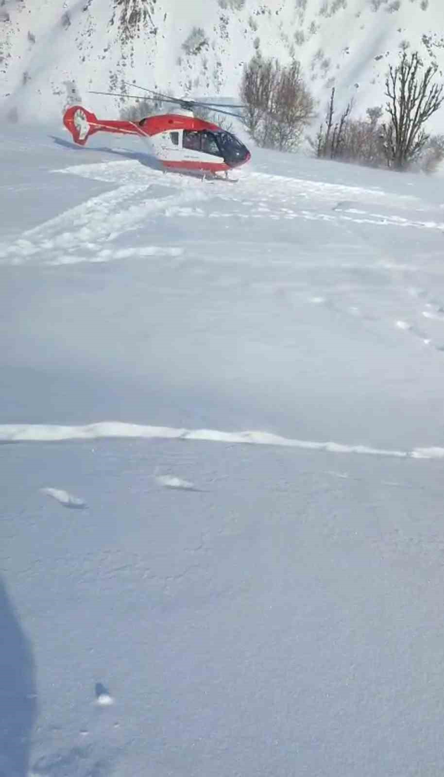 Bingöl’de rahatsızlanan genç, ambulans helikopterle hastaneye yetiştirildi
