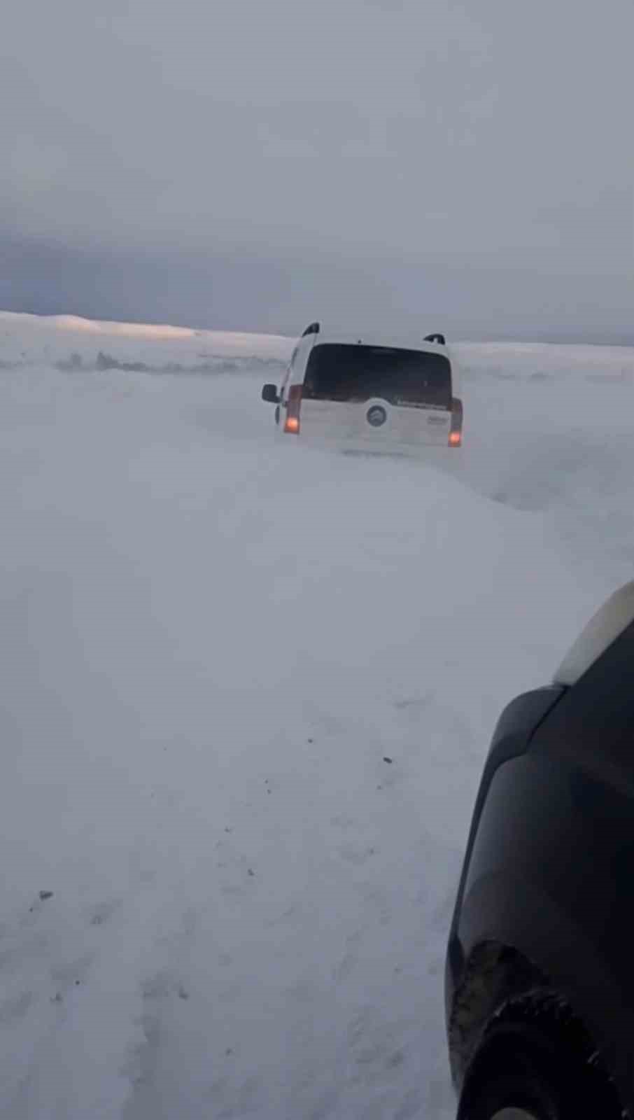 Bingöl’de tipi nedeniyle mahsur kalan araçlar kurtarıldı
