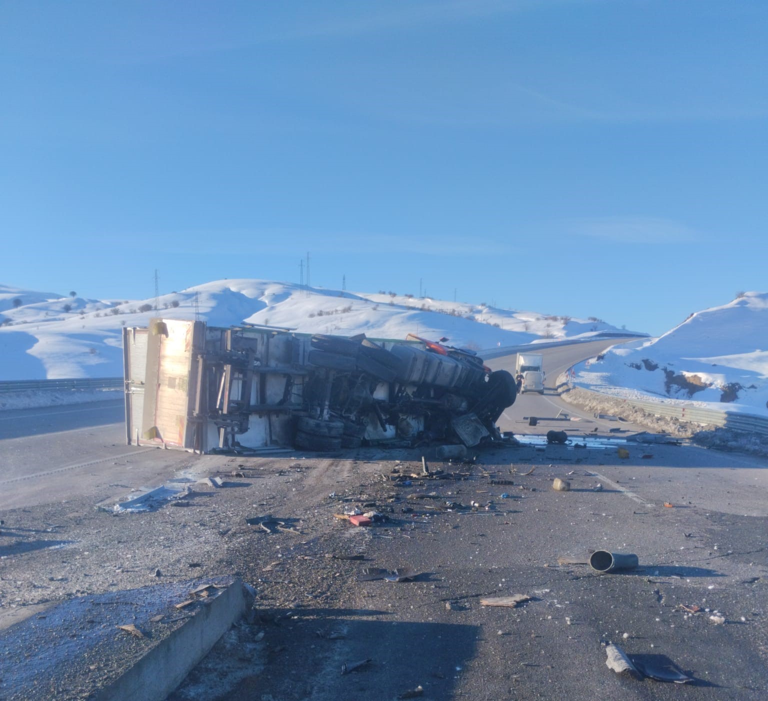 Bingöl’de tır devrildi: 1 yaralı
