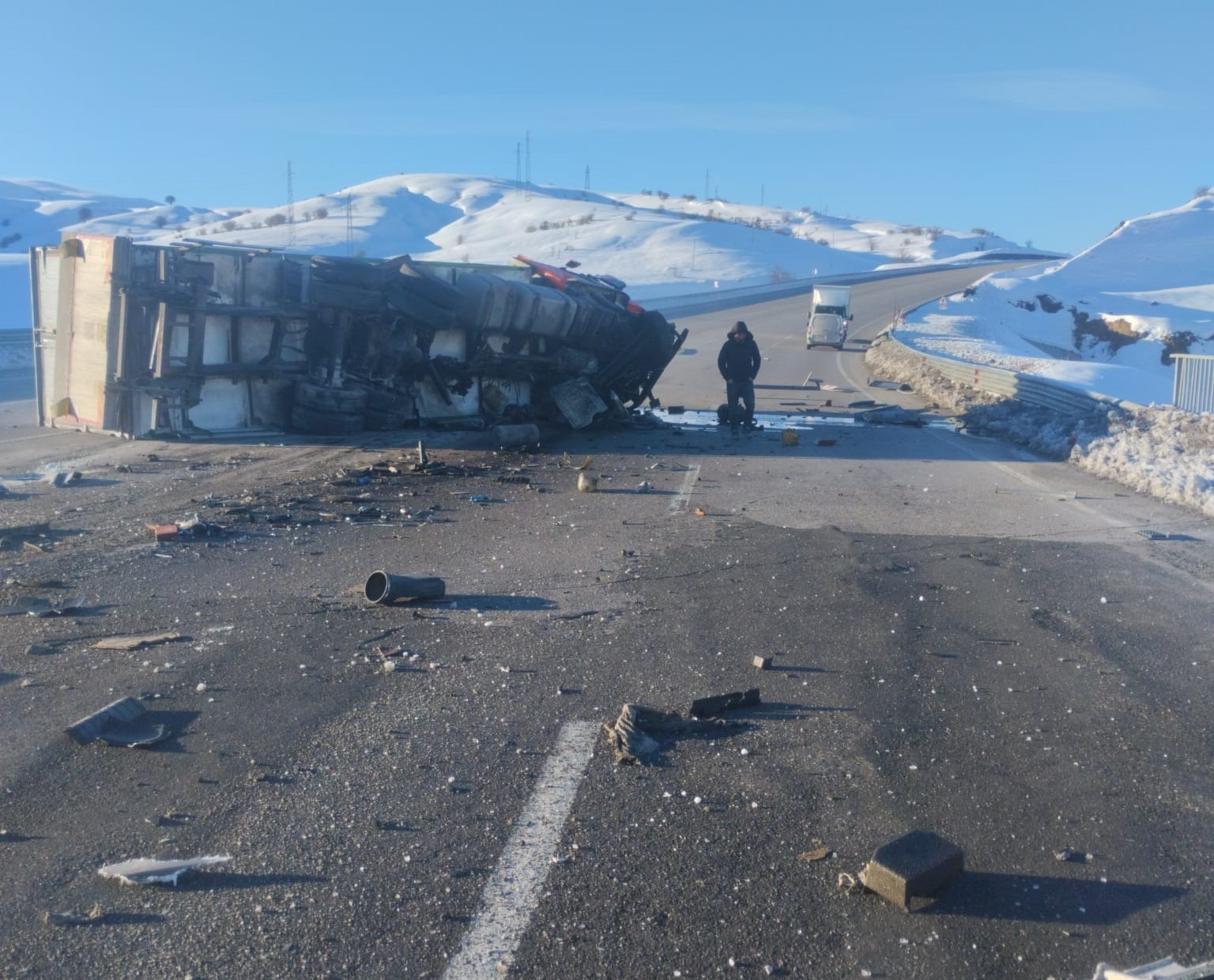 Bingöl’de tır devrildi: 1 yaralı
