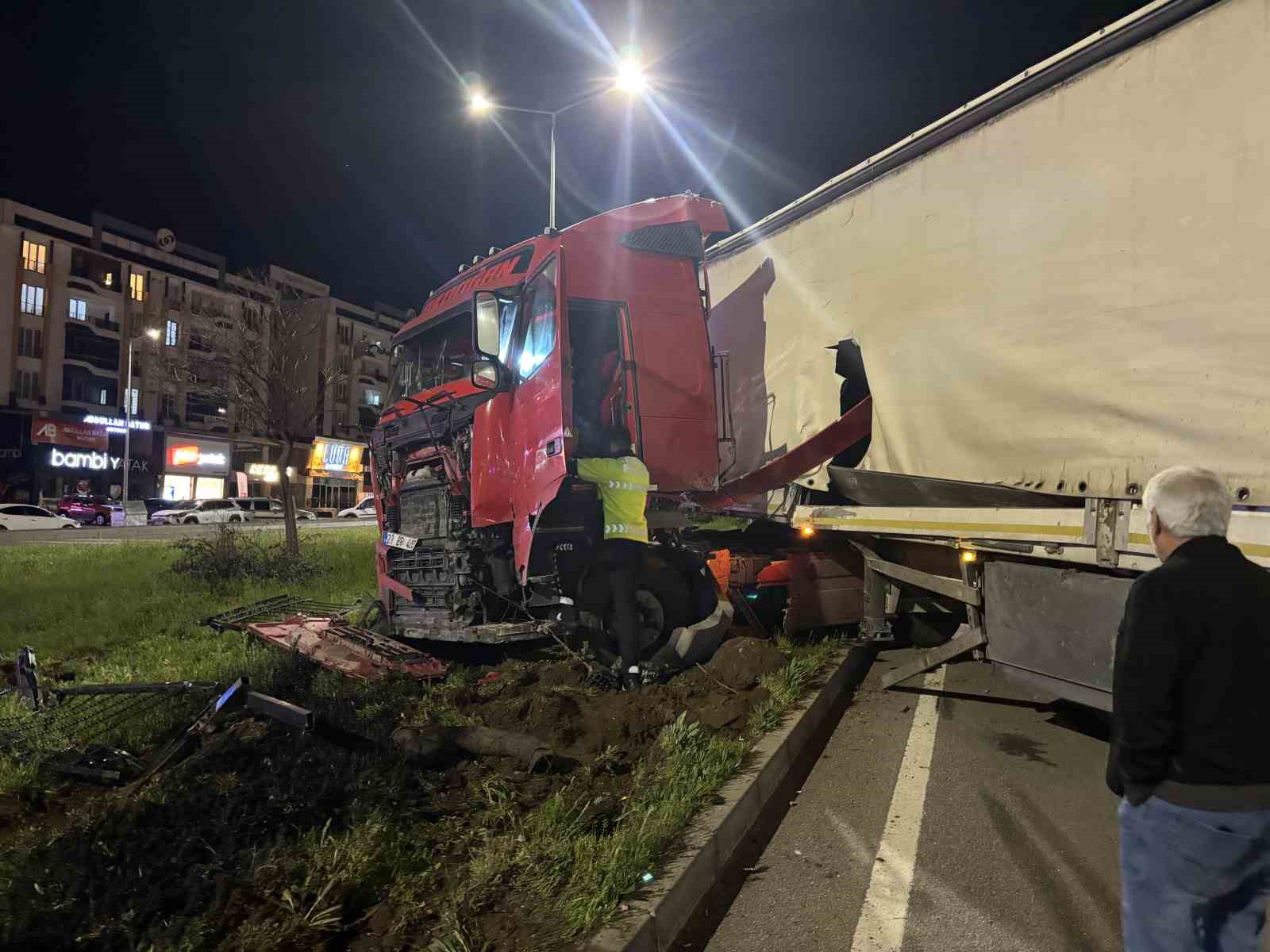 Bingöl’de tır refüje girdi: Facianın eşiğinden dönüldü
