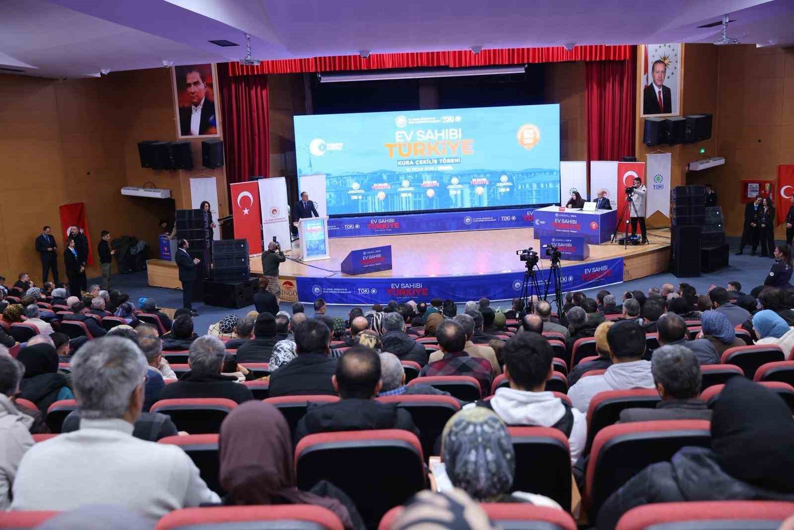 Bingöl’de TOKİ sosyal konutların kurası çekildi
Bingöl’de TOKİ sosyal konutların kurası çekildi