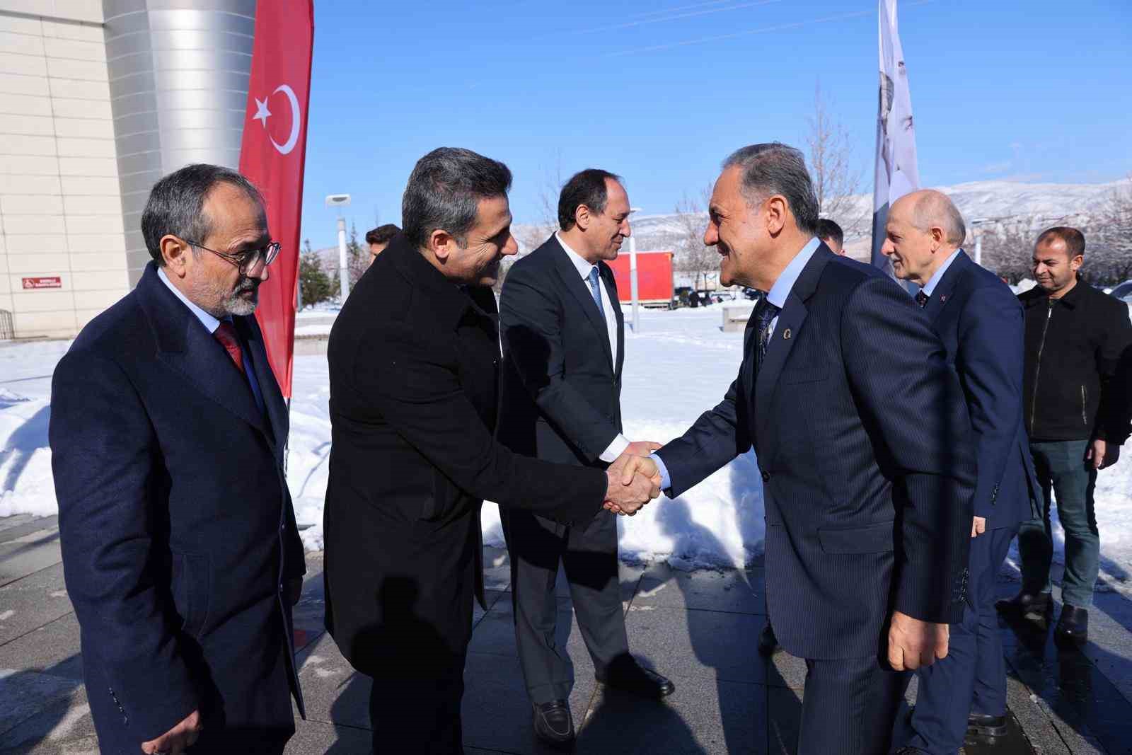 Bingöl’de TOKİ sosyal konutların kurası çekildi
Bingöl’de TOKİ sosyal konutların kurası çekildi