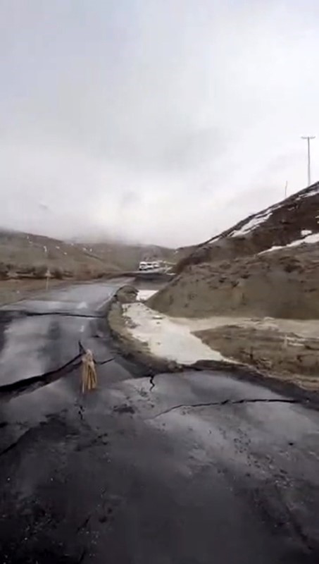 Bingöl’de toprak kayması sonucu yol çöktü: Ulaşım durdu
