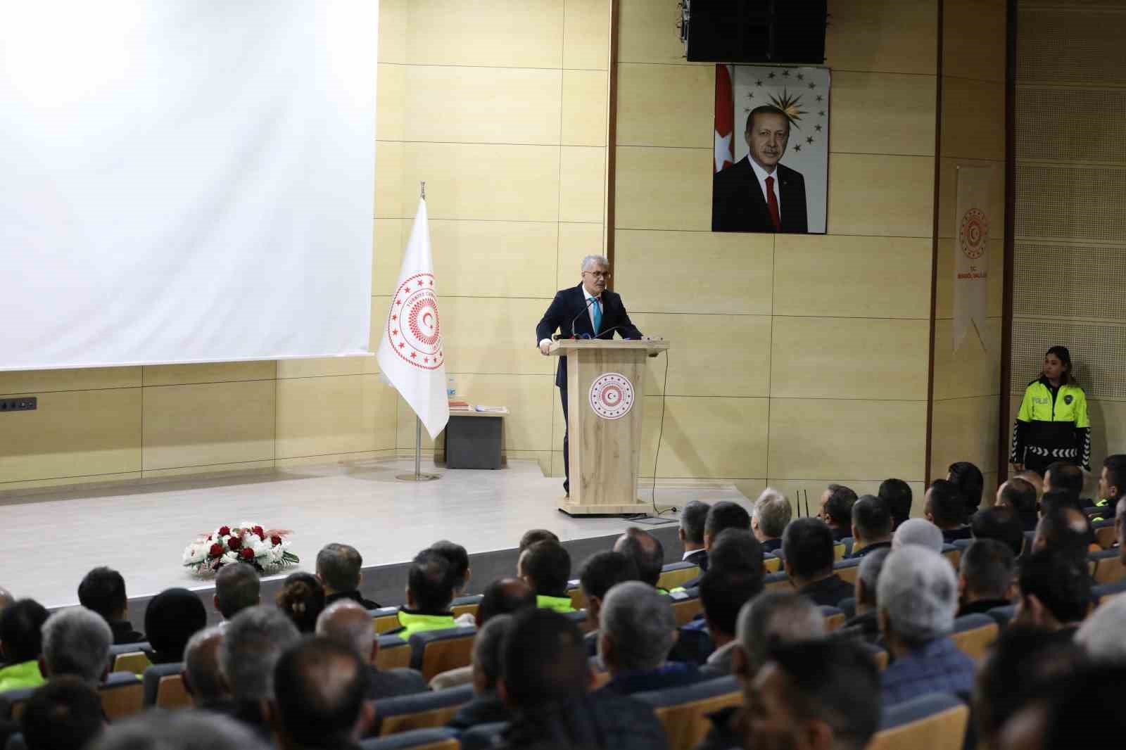 Bingöl’de yeni trafik düzenlemeleri ele alındı
Bingöl’de yeni trafik düzenlemeleri ele alındı