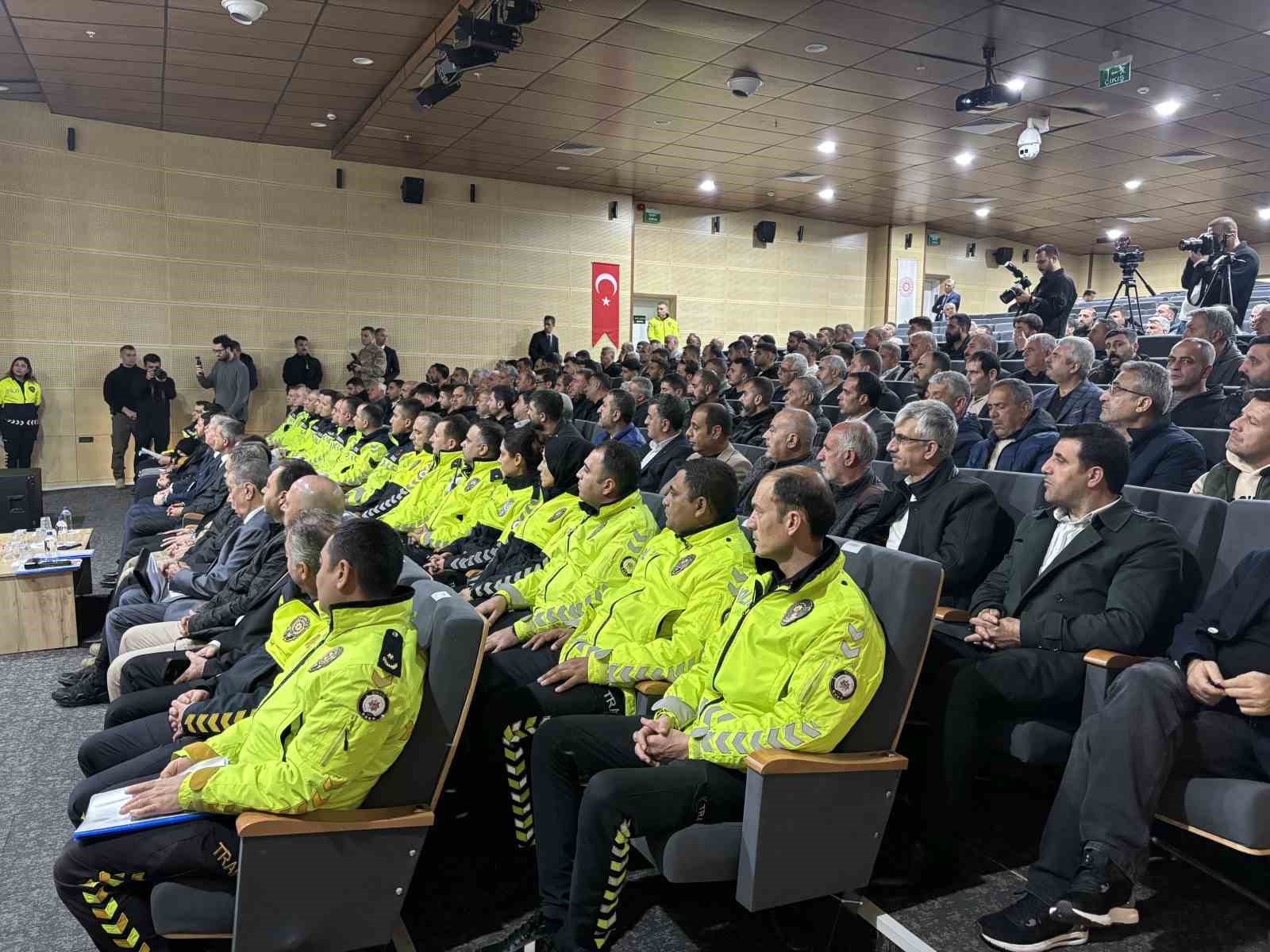 Bingöl’de yeni trafik düzenlemeleri ele alındı
Bingöl’de yeni trafik düzenlemeleri ele alındı