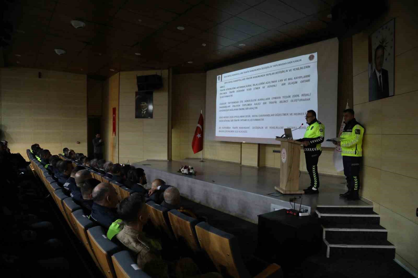 Bingöl’de yeni trafik düzenlemeleri ele alındı
Bingöl’de yeni trafik düzenlemeleri ele alındı