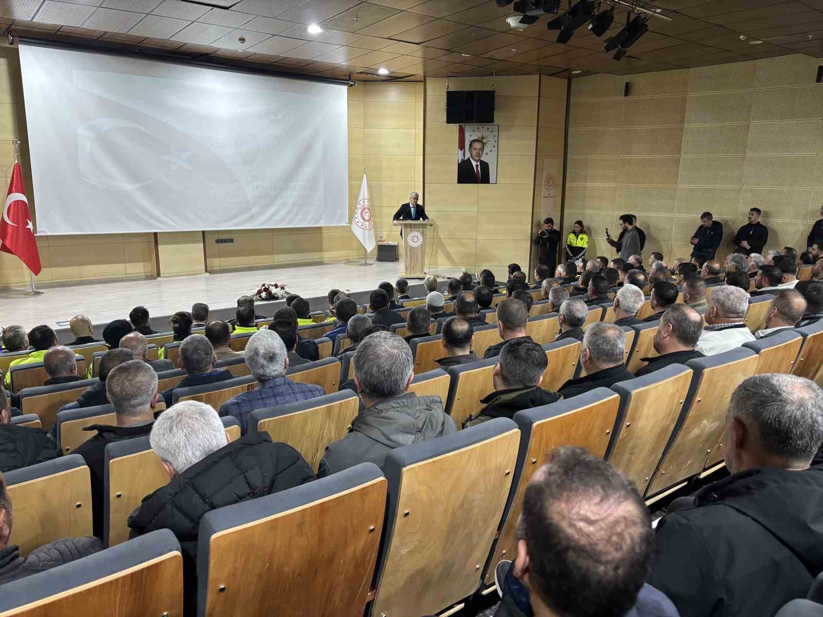 Bingöl’de yeni trafik düzenlemeleri ele alındı
Bingöl’de yeni trafik düzenlemeleri ele alındı