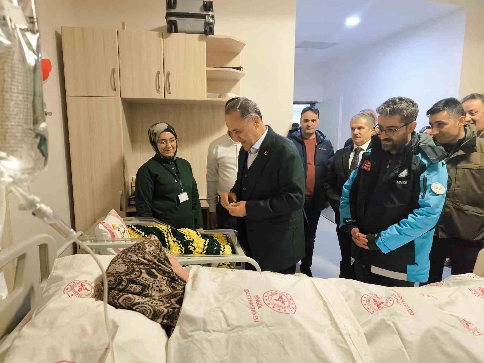 Bingöl’de yeni yılın ilk bebeği "Mihrişah" oldu
Bingöl’de yeni yılın ilk bebeği "Mihrişah" oldu
