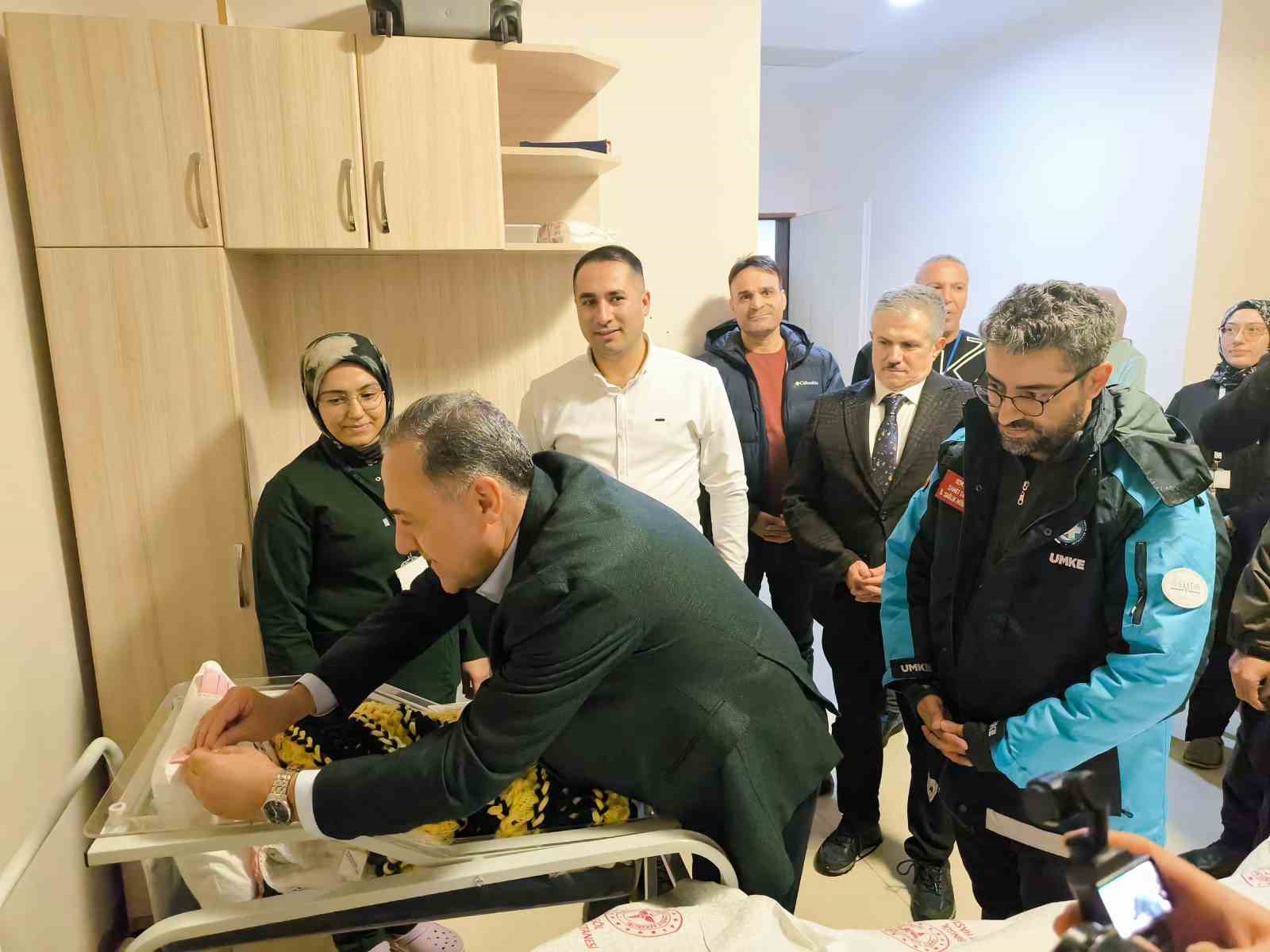 Bingöl’de yeni yılın ilk bebeği "Mihrişah" oldu
Bingöl’de yeni yılın ilk bebeği "Mihrişah" oldu