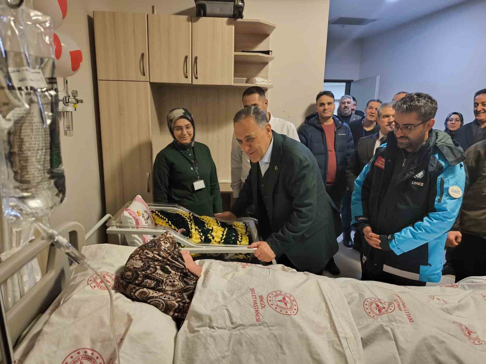 Bingöl’de yeni yılın ilk bebeği "Mihrişah" oldu
Bingöl’de yeni yılın ilk bebeği "Mihrişah" oldu