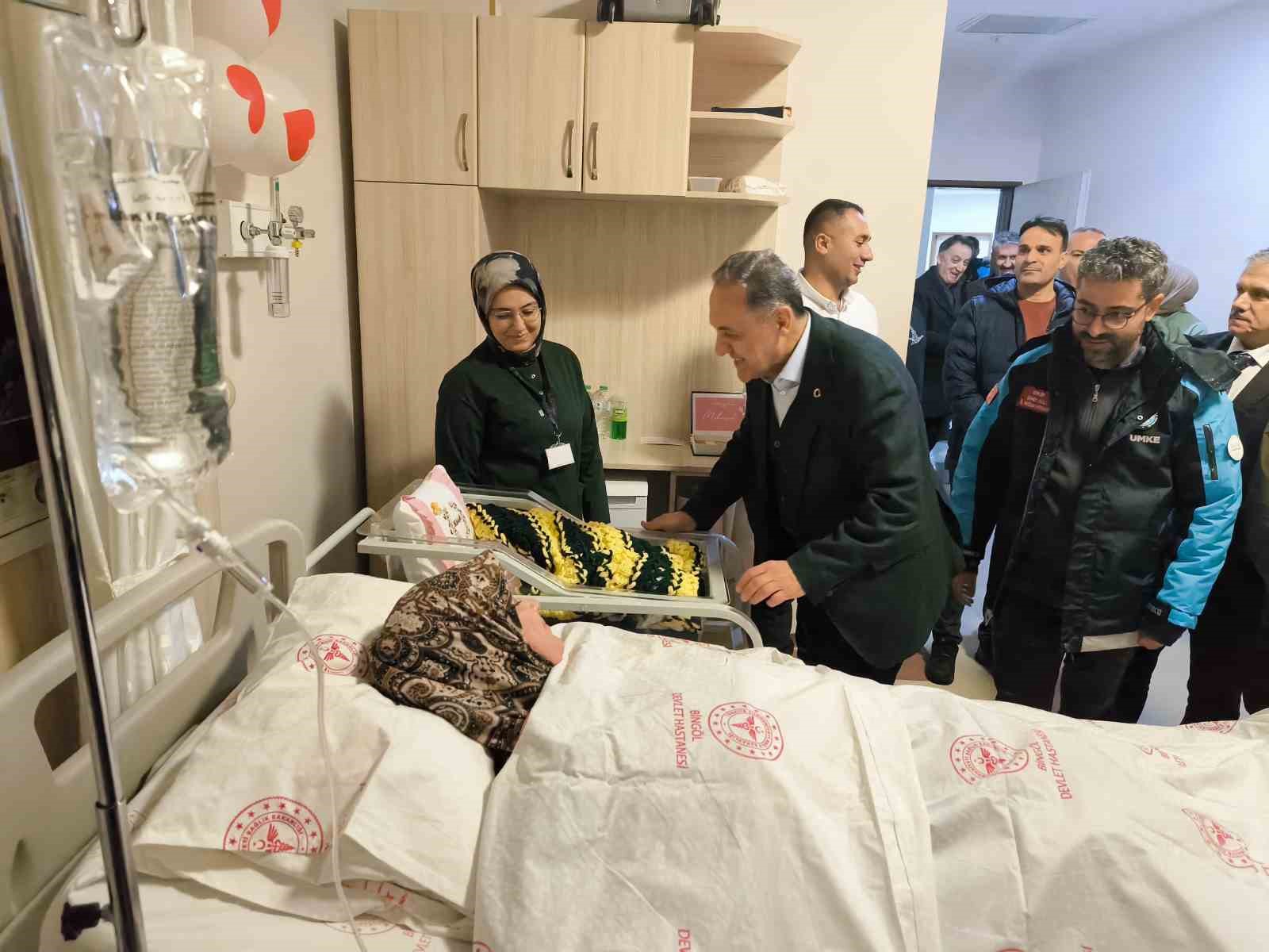Bingöl’de yeni yılın ilk bebeği "Mihrişah" oldu
Bingöl’de yeni yılın ilk bebeği "Mihrişah" oldu
