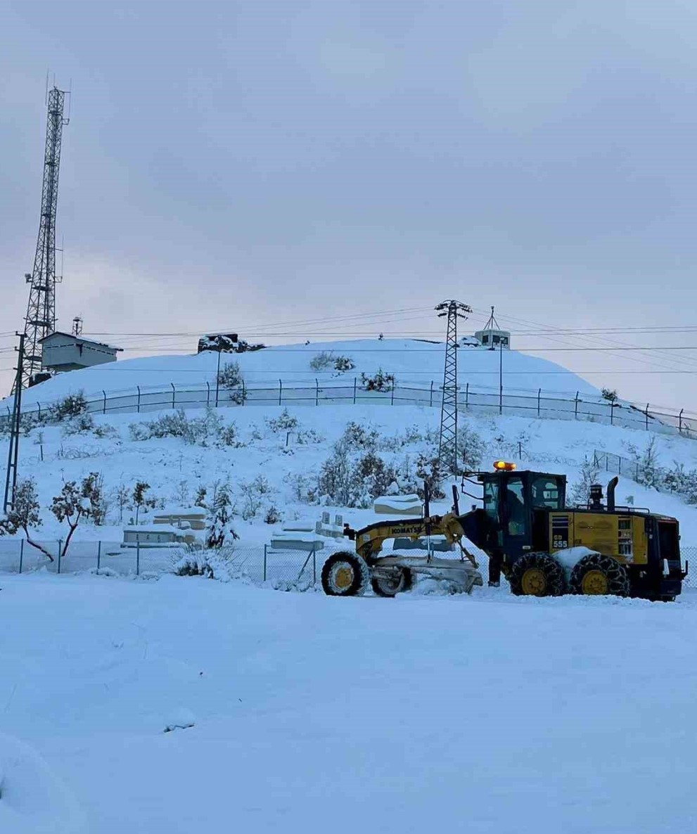 Bingöl’de yoğun kar yağışı: 100 köy yolu kapalı
