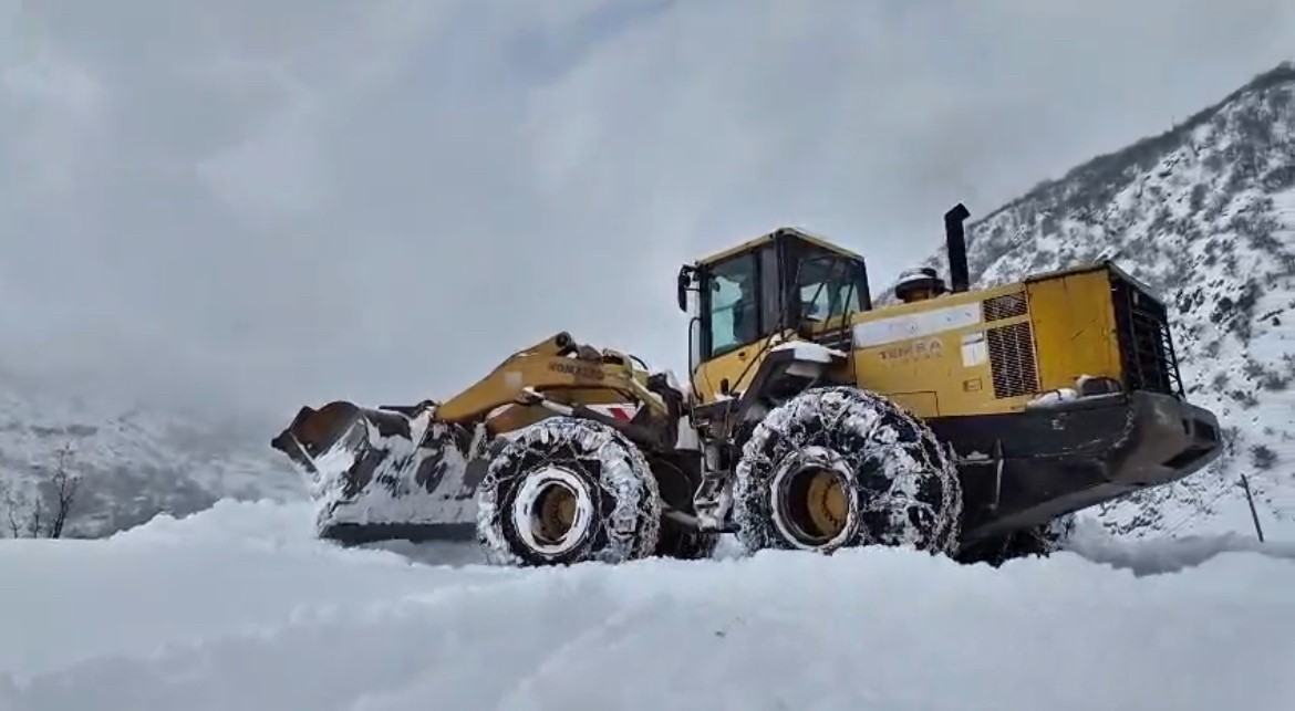 Bingöl’de yoğun kar yağışı: 272 köy yolunda çalışmalar sürüyor
