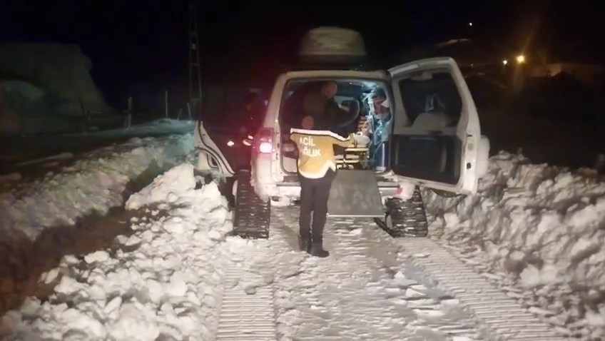 Bingöl’de yolda kalan paletli ambulansı ekipler kurtardı
