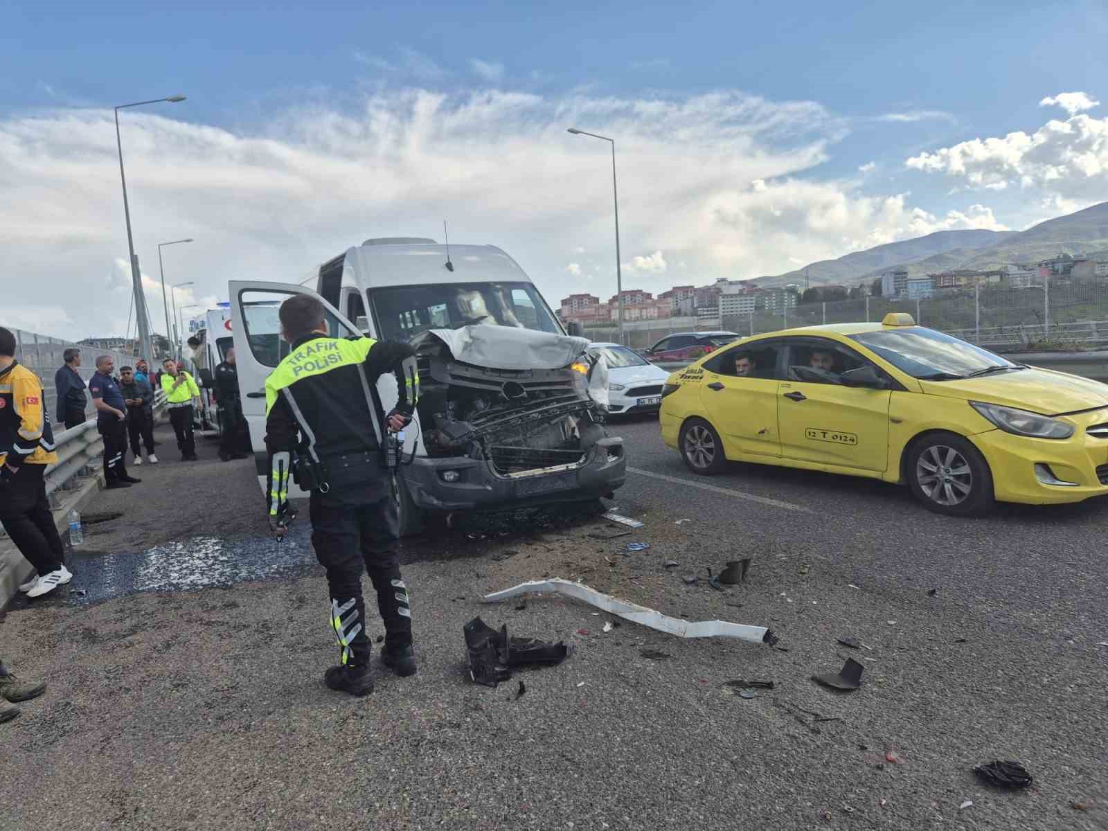 Bingöl’de zincirleme kaza: 3 yaralı
