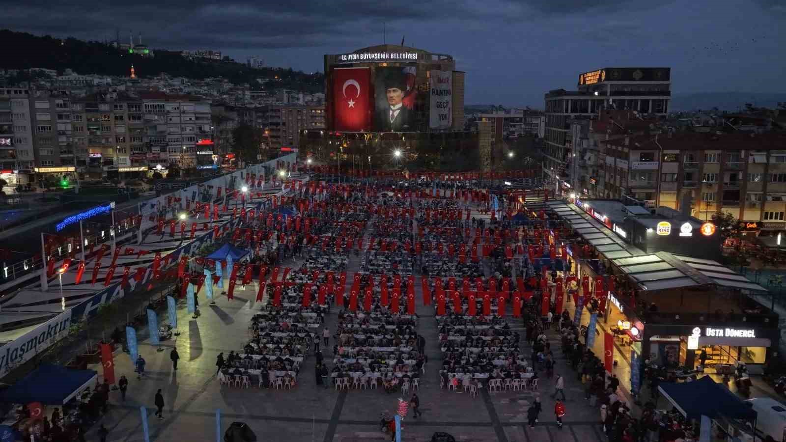 Binlerce Aydınlı, Büyükşehir’in sofralarında buluştu
Binlerce Aydınlı, Büyükşehir’in sofralarında buluştu