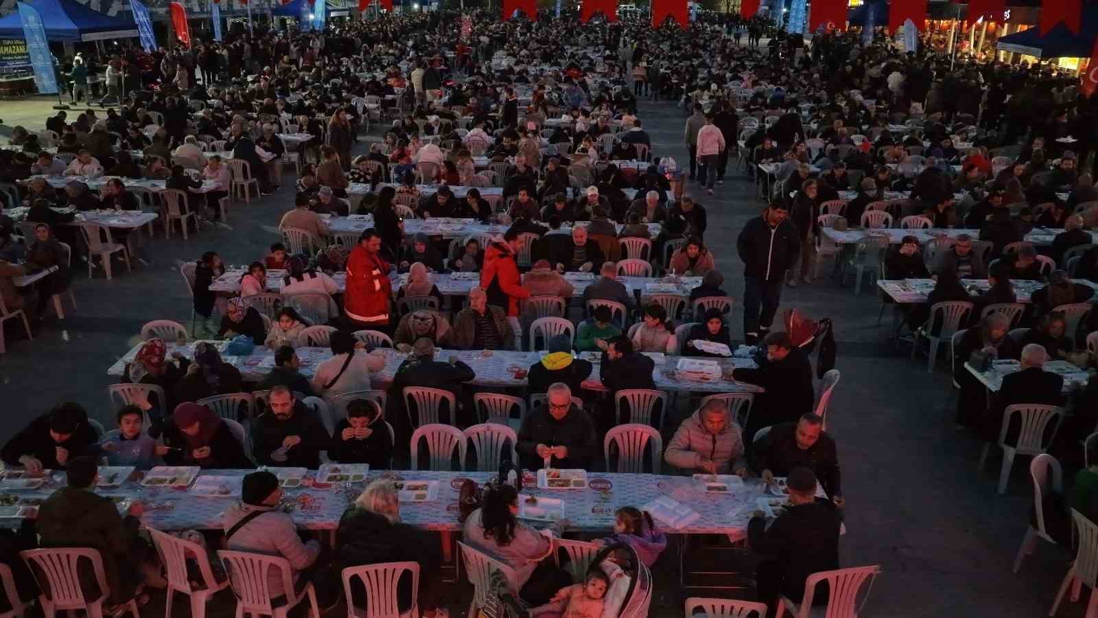 Binlerce Aydınlı, Büyükşehir’in sofralarında buluştu
Binlerce Aydınlı, Büyükşehir’in sofralarında buluştu