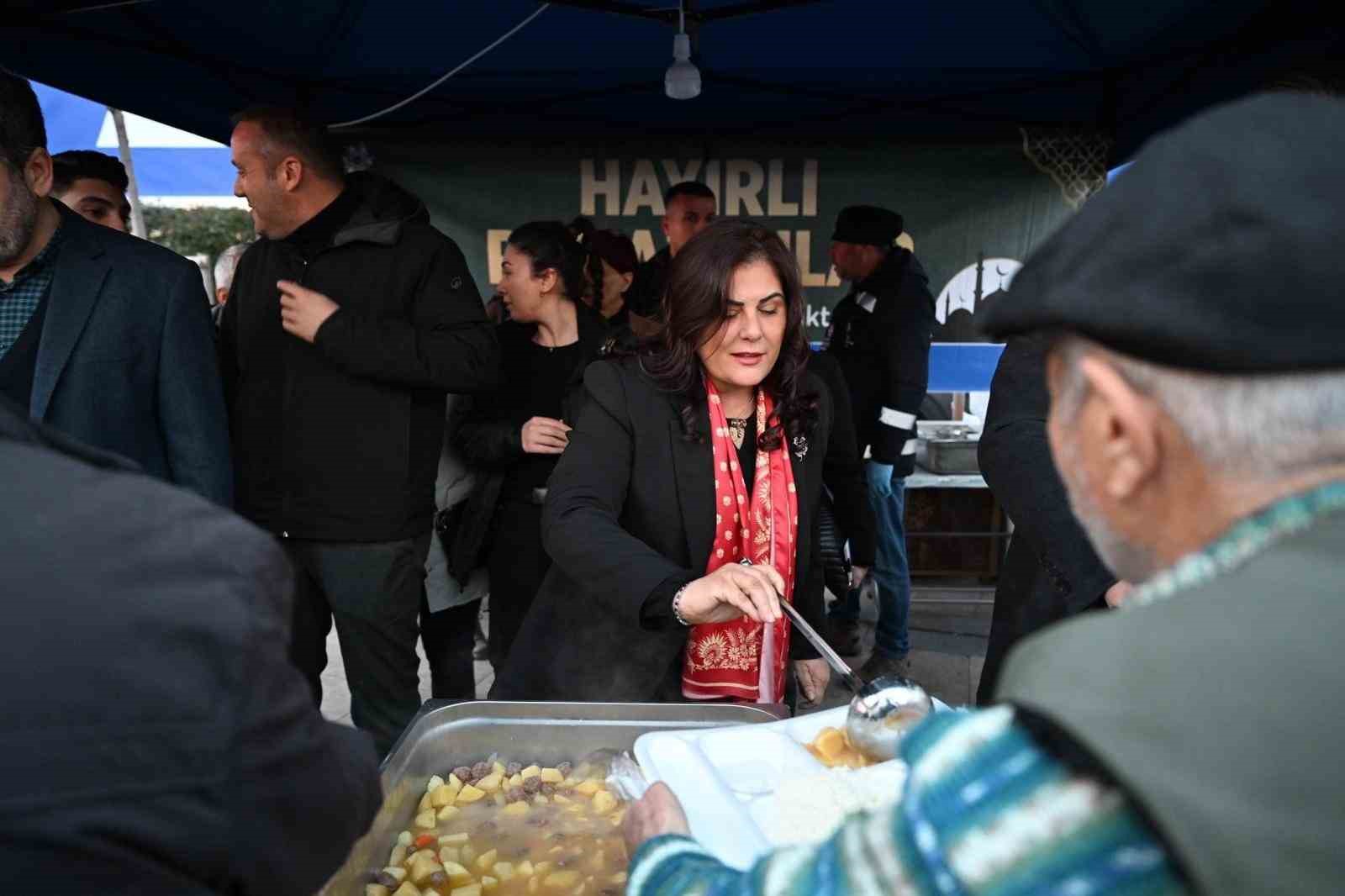 Binlerce Aydınlı, Büyükşehir’in sofralarında buluştu
Binlerce Aydınlı, Büyükşehir’in sofralarında buluştu