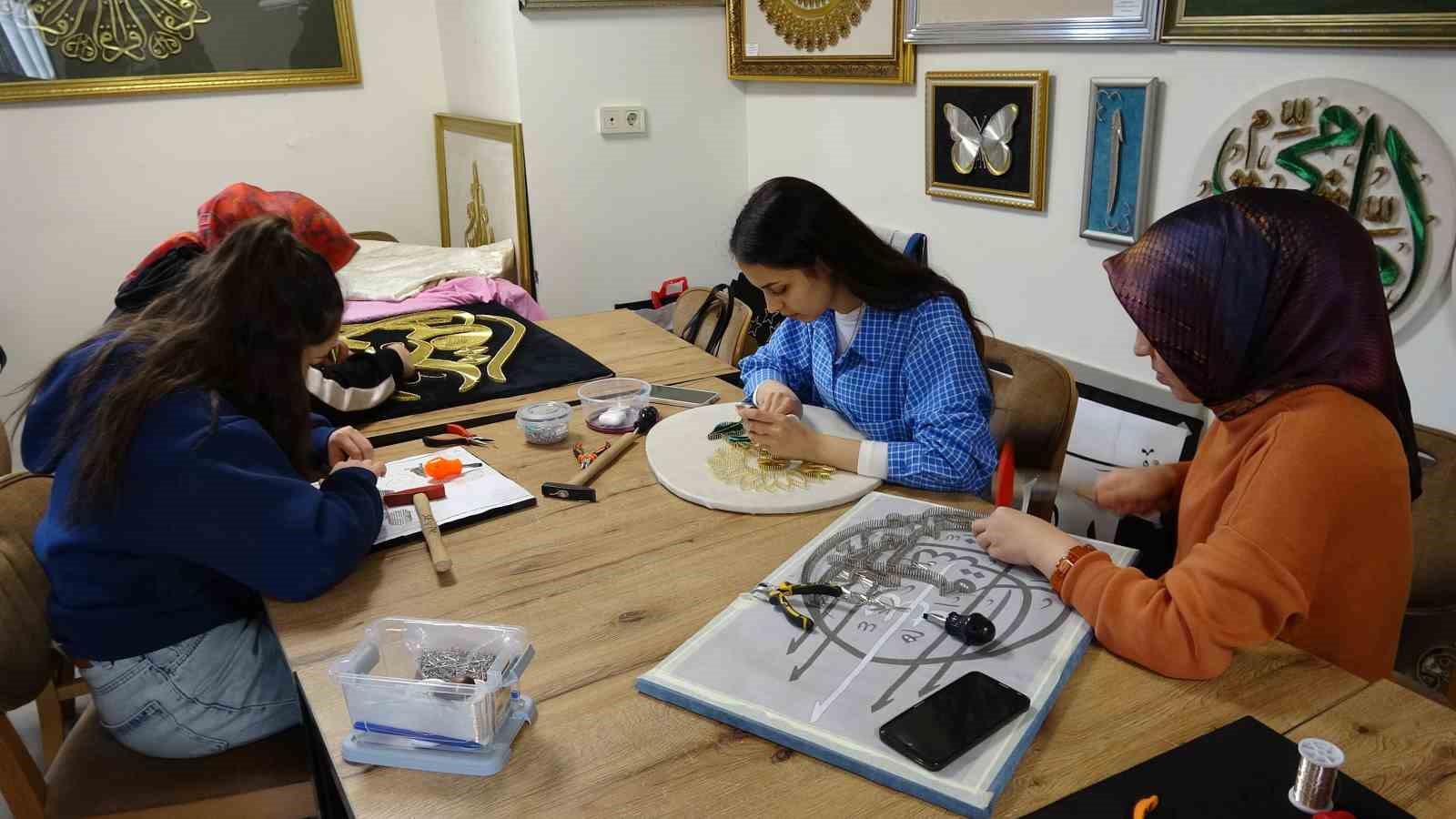 Binlerce çivi ve metrelerce bakır telle hayaller sanata dönüşüyor
