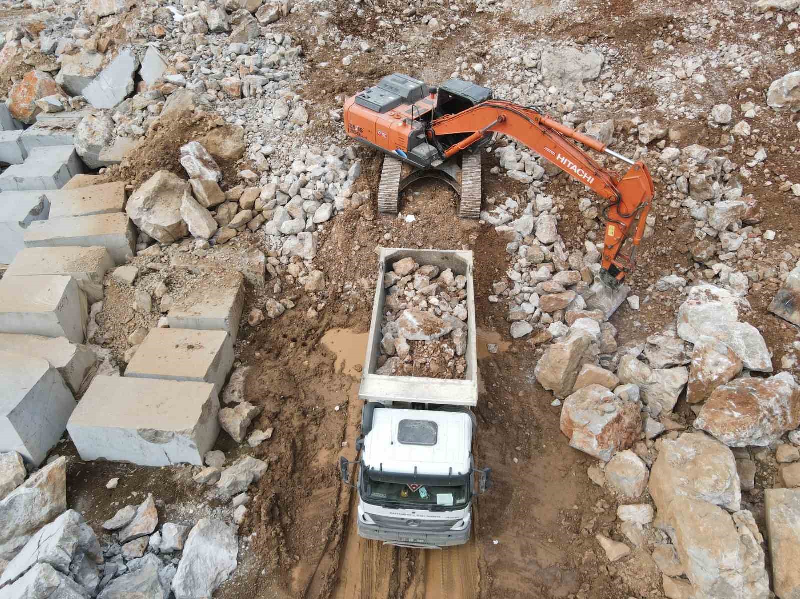 Binlerce kişinin ziyaret ettiği Valla Kanyonu ve Ilıca Şelalesi’nin yolu bayrama hazır hale getirildi
